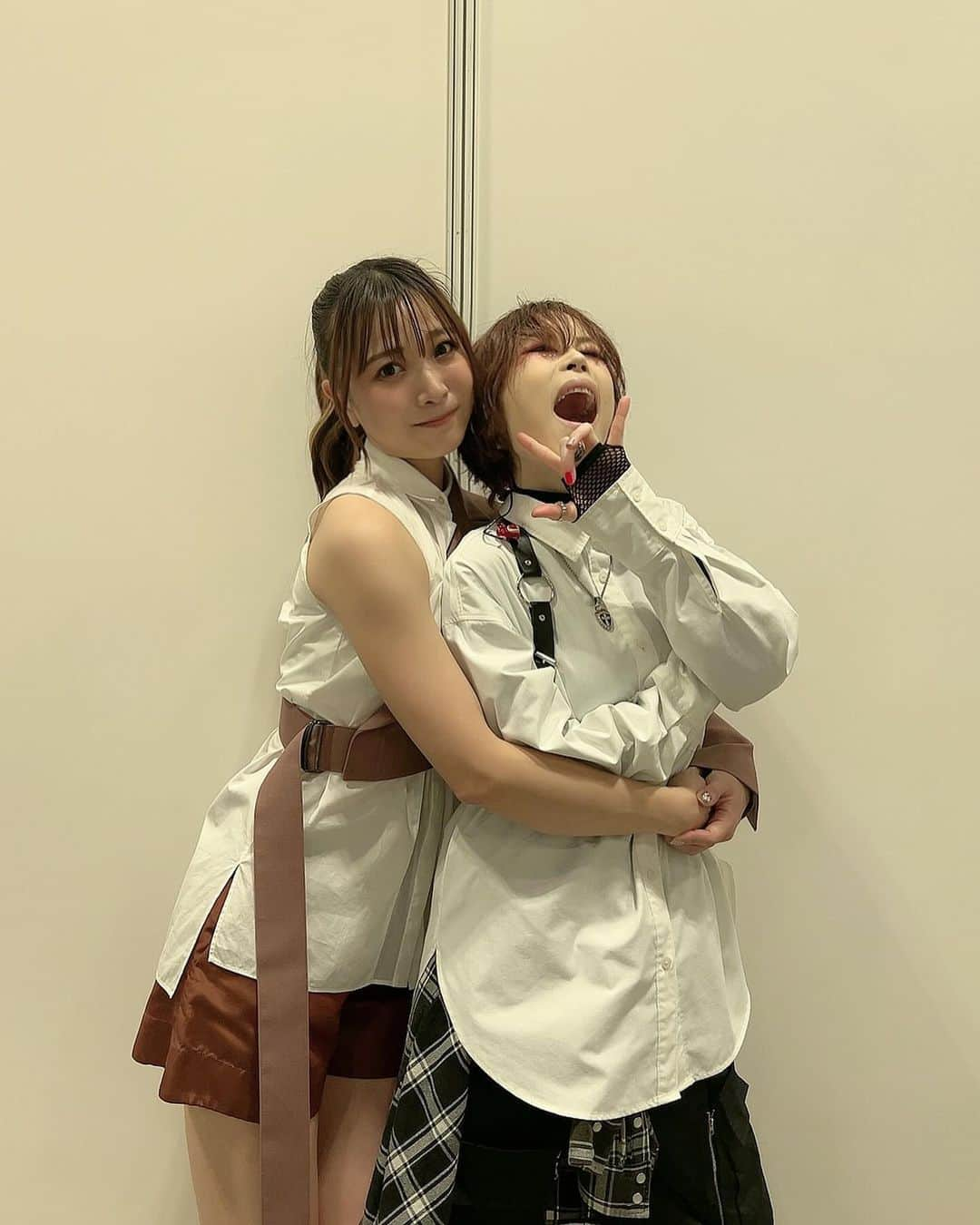 May’nさんのインスタグラム写真 - (May’nInstagram)「AFA Sinpapore🇸🇬 NANOさん🥰  ナノさんを前にするといつも乙女になる。おとめいん。  本番の準備もあったけど、ギリッギリまで観れた。観たかったから🥹 どの曲もカッコよくて、でも最初の大衝撃がNo pain,No gameでこの曲マジで死ぬほど聴いてたから久しぶりに生で聴けて感動しすぎた。高まりすぎた。  動きすぎて声出しすぎて身体あったまってその後の自分のルーティンのアップ簡略化できたくらい。爆笑  出会って10年くらい？ 久しぶりにナノさんのステージ生で観れて、やっぱり10年走り続けられてる人のステージだなって思った。  魅力的な人のライブは必ずステージで生きている。戦うエネルギーがある。そして愛がある。  mcも歌も ぜんぶぜんぶ最高だった。  らぶなの🥹  ナノさんもMay'nのステージみてくださってたよ ライト振ってくれてたのみえた...😌  らぶなの.....🥹  しかも空港でラブレターくれた💌  らぶなの.........🥺  #NANO #Mayn #afasg23 #afasg #singapore #おとめいん #腕がマッチョなおとめいん」11月27日 23時35分 - mayn1021