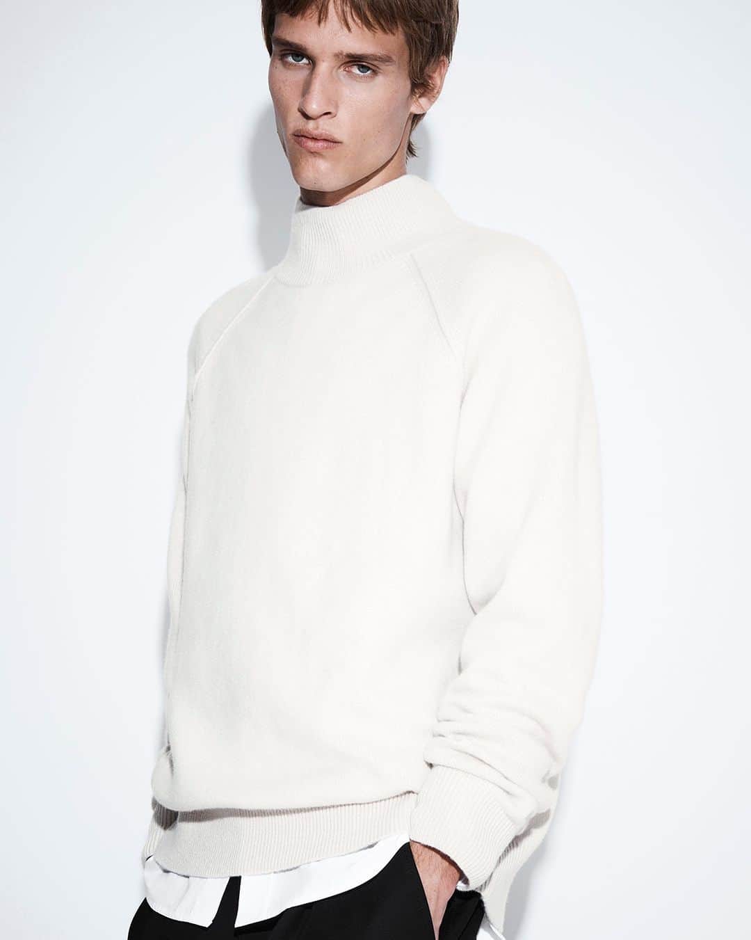 コスのインスタグラム：「COS cashmere: how luxury feels ​  Light-beige traceable cashmere over white cotton poplin」