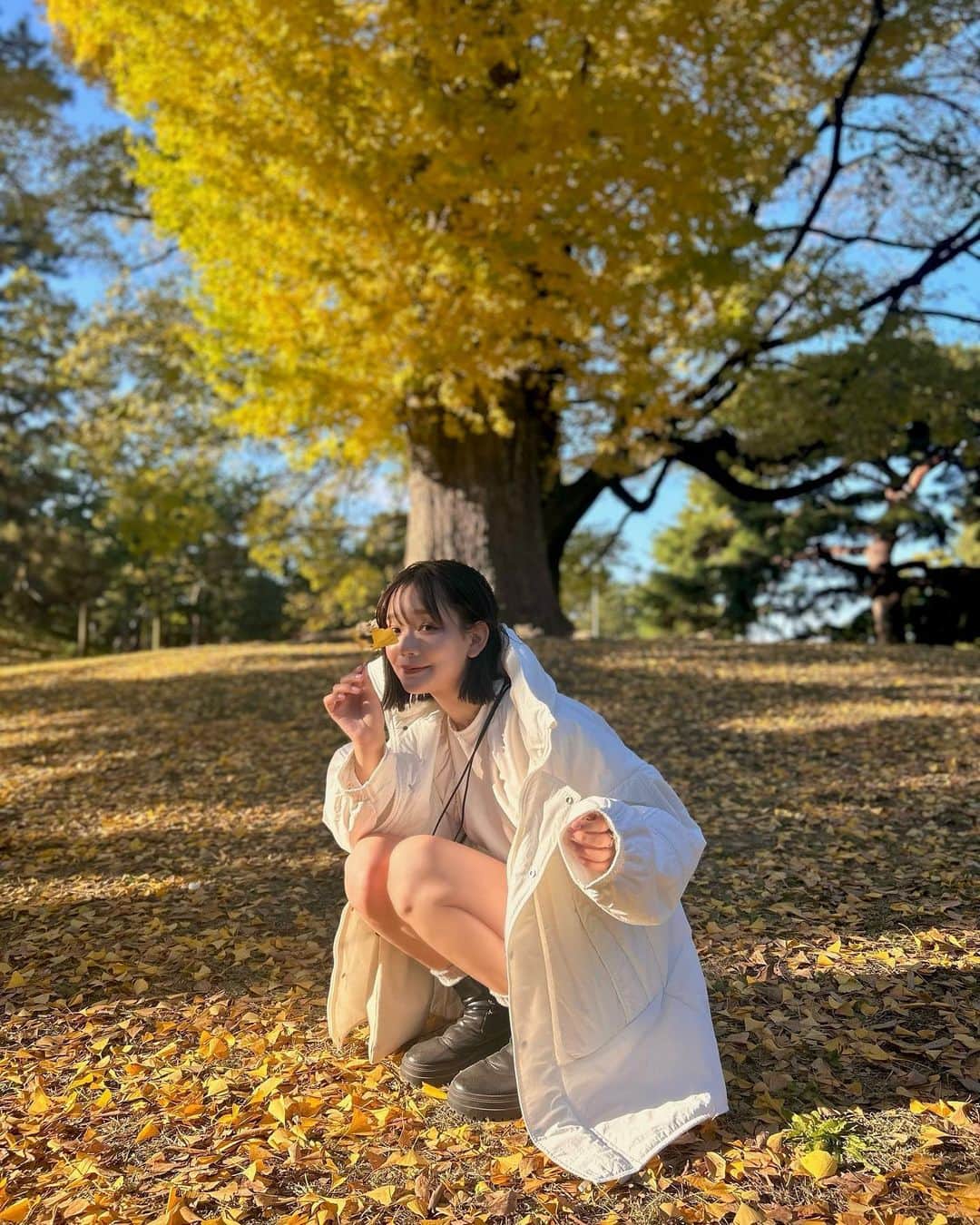 青戸しののインスタグラム：「深夜投稿💭  月曜日お疲れ様でした🍁みんなまだ起きてる？」