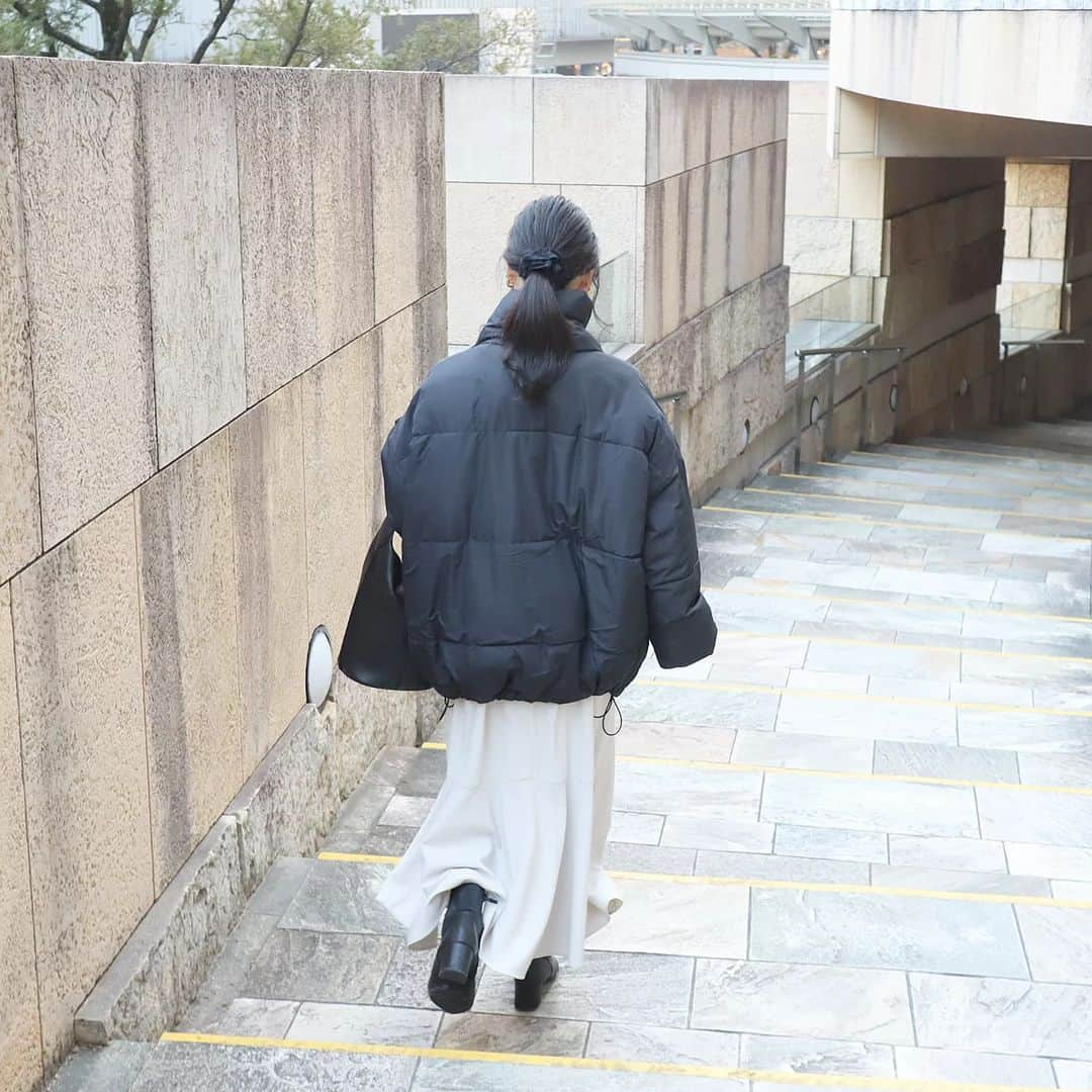 Eri Satoさんのインスタグラム写真 - (Eri SatoInstagram)「【black×ivoryコーデ】 · outer: @aquagarage bag: @orsetto_official · @aquagarage の マフラー付きノーカラーフェイクダウン 私が着てもオーバーサイズ！ きれいめのワンピと合わせてたので コクーンぽいシルエットになるように 裾を絞って着たよ😚 マフラーを取り外すと シンプルなノーカラージャケットに。 アイボリーとカーキもありました☃ あったかかった〜🤗 · · #PR#aquagarage#アクアガレージ #高身長コーデ#ママコーデ#ファッション#コーディネート#プチプラ#プチプラコーデ#秋コーデ#mamagirl#locari#partegram#きれいめカジュアル#お洒落さんと繋がりたい」11月27日 23時45分 - satoeri626