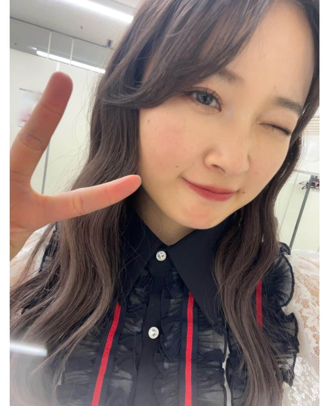 森戸知沙希さんのインスタグラム写真 - (森戸知沙希Instagram)「衣装🌟 　 　 今販売されたグッズはネットでも販売するらしいのでもう少し待っててください〜👼 　 　 #衣装  #1公演目と2公演目で地味に前髪変えました #グッズ  #ゲットしてね ！！！ #明日も楽しみ」11月27日 23時38分 - chisaki__morito.official