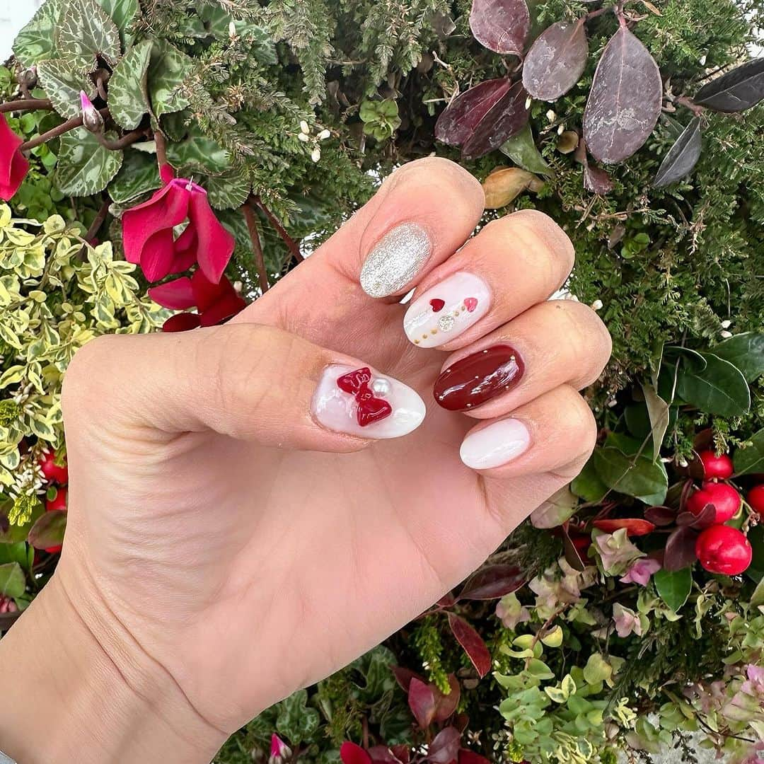 澤野井香里のインスタグラム：「New nail💅❤️  クリスマス🎄が近付くと赤を使いたくなる🤭  クリスタルとハートのオーナメントと、3Dのリボン🎀をポイントに✨  Thank you♡  @menail1201 @menailuraeri   📍Me nail 💅 大阪市中央区心斎橋筋１丁目１０−１２ トレスビル４F（クリスタ長堀10出口すぐ） 06-6253-2828  #ks_23✨ #ks_nail✨ #ks_beauty✨ #ks_osaka✨ #menail #nail #大阪 #心斎橋 #ジェルネイル #秋ネイル #カラーネイル #デザインネイル #クリスマスネイル #ネイル好きな人と繋がりたい #ミイネイル #2023ネイル」