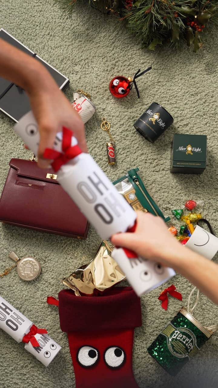 アニヤハインドマーチのインスタグラム：「Make your presents pop this festive season ✨ #AnyaHindmarch」