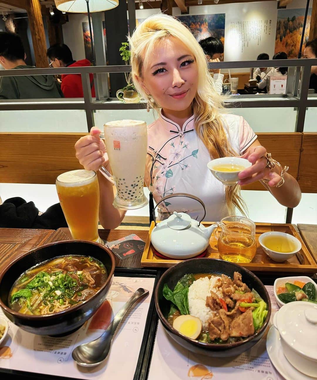 ライナ・ホワンさんのインスタグラム写真 - (ライナ・ホワンInstagram)「Was told this place was the original boba milk tea 🧋 @chunshuitang but it’s a one and done 😂 there’s  much better places for boba in Taiwan 🇹🇼 and the food was a bit of a letdown 🥺   But the jasmine green tea was very delicious 🥹」11月28日 10時40分 - rainaiscrazy