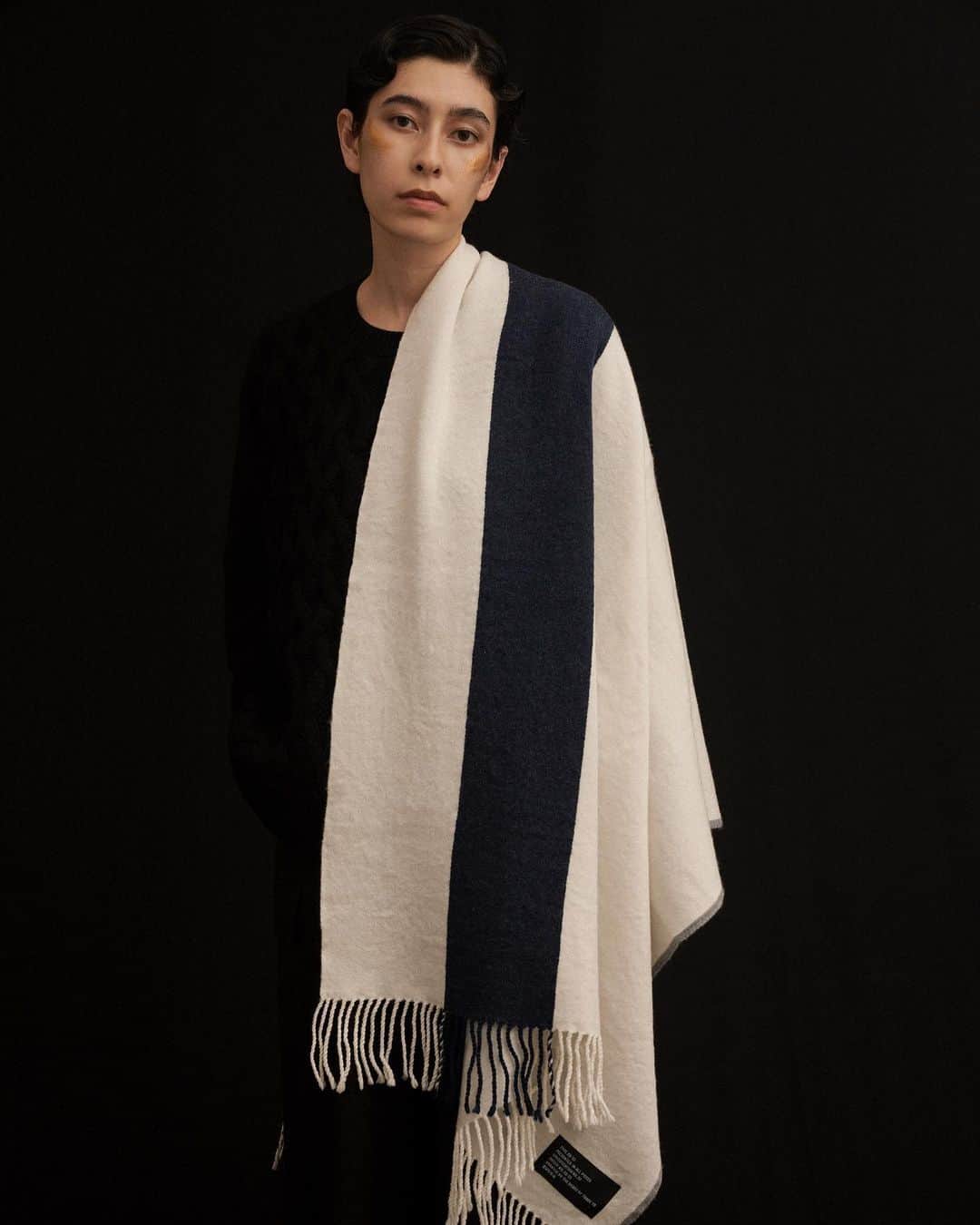 ZUCCa official Instagramのインスタグラム：「… AUTUMN-WINTER 2023  ブランケットとしても使用できる、ウール100%の大判ストール。ふっくらと肌触りのいい使い心地と、ユニセックスで身につけられるバイカラーのカラーリングがポイントです。 _ Blanket Scarf ZU33AD183 _ @zucca_staff #newarrivals #autumn #winter #2023 #aw23#collection #fashion #tokyo#japan#ootd #zucca #zuccatokyo #ズッカ#ズッカトウキョウ #anetonlinestore」
