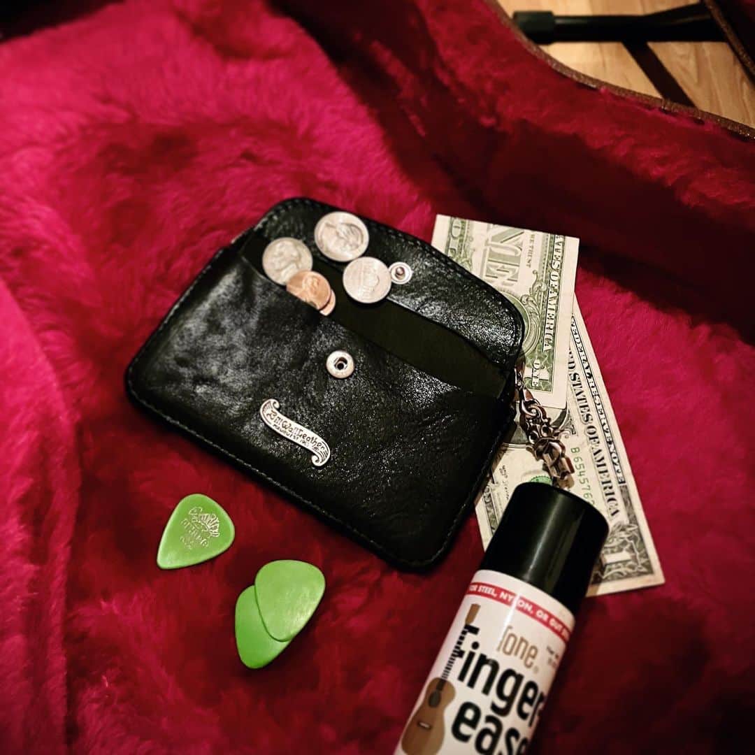 Bill Wall Leather × BEAMSのインスタグラム：「Restock！ 【Wallet】Vintage Works × Bill Wall Leather - Compact Zip Wallet / *Exclusive item __________ BEAMS Online Shop is now open for orders from outside Japan. Global shipping services are offered through WorldShoppingBIZ, a global e-commerce provider. Customers can choose to display transactions in English, Chinese (Cantonese and Mandarin) or Japanese for a safe, convenient checkout.   We hope you enjoy shopping with us!  __________ ・BEAMS MEN SHIBUYA / 03-3780-5500 ・BEAMS ROPPONGI HILLS / 03-5775-1620 ・BEAMS GINZA（2F）/ 03-3567-2223 ・BEAMS FUTAKOTAMAGAWA / 03-3707-8998 ・BEAMS TACHIKAWA / 042-548-1070 ・BEAMS NAGOYA / 052-265-2610 ・BEAMS HOUSE NAGOYA / 052-589-2671 ・BEAMS STREET UMEDA / 06-6366-3695 ・BEAMS KOBE / 078-335-2720 ・BEAMS HIROSHIMA / 082-544-2961 ・BEAMS KUMAMOTO / 096-359-1280 ・BEAMS NAGASAKI / 095-822-6006」