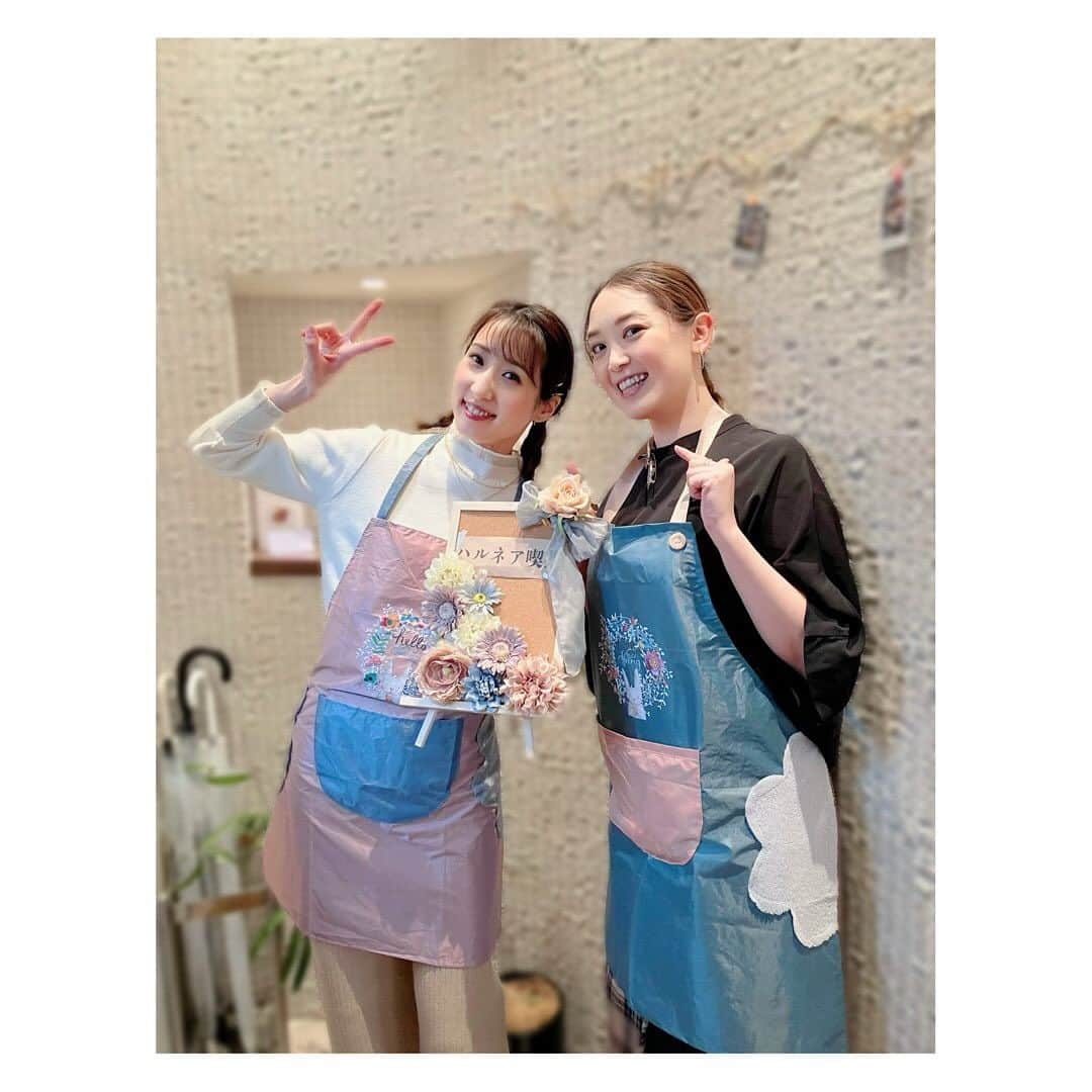 花陽みらさんのインスタグラム写真 - (花陽みらInstagram)「先日。大好きはーちゃんの【ハルネア喫茶】☕️へ［hana•hiとcoffee］出張させていただきました😎🙌✨  はーちゃんが1日店長をするこの企画！ 素敵な方々にcoffeeを飲んでいただけてとても嬉しい時でした🕊️  はーちゃんが用意してくれた お揃いエプロンで✨ 最後の動画は、ゆるゆるな私たち笑笑  はーちゃんから溢れ出るこの空気🌱 いつも合うと時の流れが穏やかに ゆるやか〜になる花陽です☺️  スタッフの方々そして 沢山のご縁に感謝！  会場のお料理はもちろん！ とても素敵なシェフでした😎👏✨  🏠テチュ 〒108-0072 東京都港区白金２丁目２−２ MHM ビル 2F #フランス料理 #テチュ #ワインも美味しい  ※人気なので予約してから行くのがオススメかも！  #ハルネア喫茶 #晴音アキ ちゃん  きっかけは さゆみし(#明日海りお さん)のディナーショー#zlive 😎 #家族　もはや家族と呼ばせていただく」11月28日 10時38分 - miku_hanahi