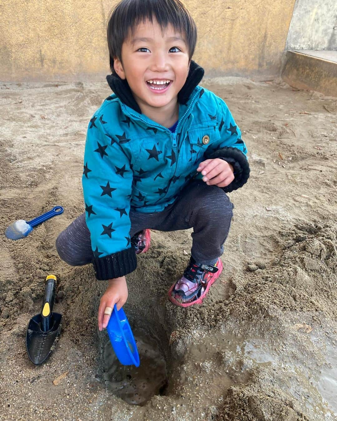 輝良まさとさんのインスタグラム写真 - (輝良まさとInstagram)「・ またまた扇町公園や近所の公園で沢山遊んだ週末⛲️ この間のBBQの時にいきなり真那人が後ろから走り込んできて私の腰に突進してきた瞬間、腰がブチっと鳴り、軽くぎっくり腰になった私（全然ひどくないですが、なんか腰に鈍痛と違和感が💦） 力が強いから本人は遊んでるつもりでもこちらは大ダメージを受けるとことが多々あります😅💦 耐えられる身体作り頑張ろ…笑  #休日#公園巡り#扇町公園#レインボーベビー#レインボーベビー真那人#令和元年ベビー#6月生まれ#6月11日#4歳5ヶ月#幼児#やんちゃ#活発#元気いっぱい#可愛い#愛おしい」11月28日 9時11分 - kirahama0703