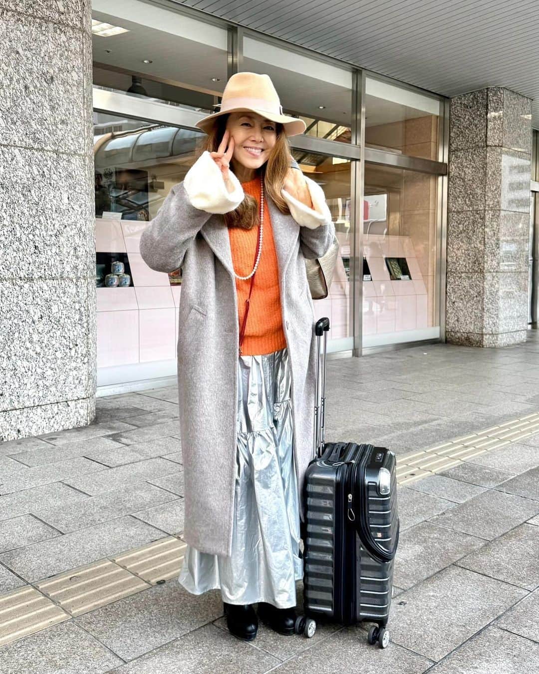 熊谷真実さんのインスタグラム写真 - (熊谷真実Instagram)「あちこち行ってます。  3泊４日で福岡へ。 そして今今日は岡山  さいきんこのコートが気に入ってて。  ともちゃんちのオレンジのセーターとコートで気分はあげあげ。  #熊谷真実 #行ってきます #銀色のスカート #意外となんでも合う #盛りだくさんで投稿間に合わない」11月28日 9時20分 - mami_kumagai310