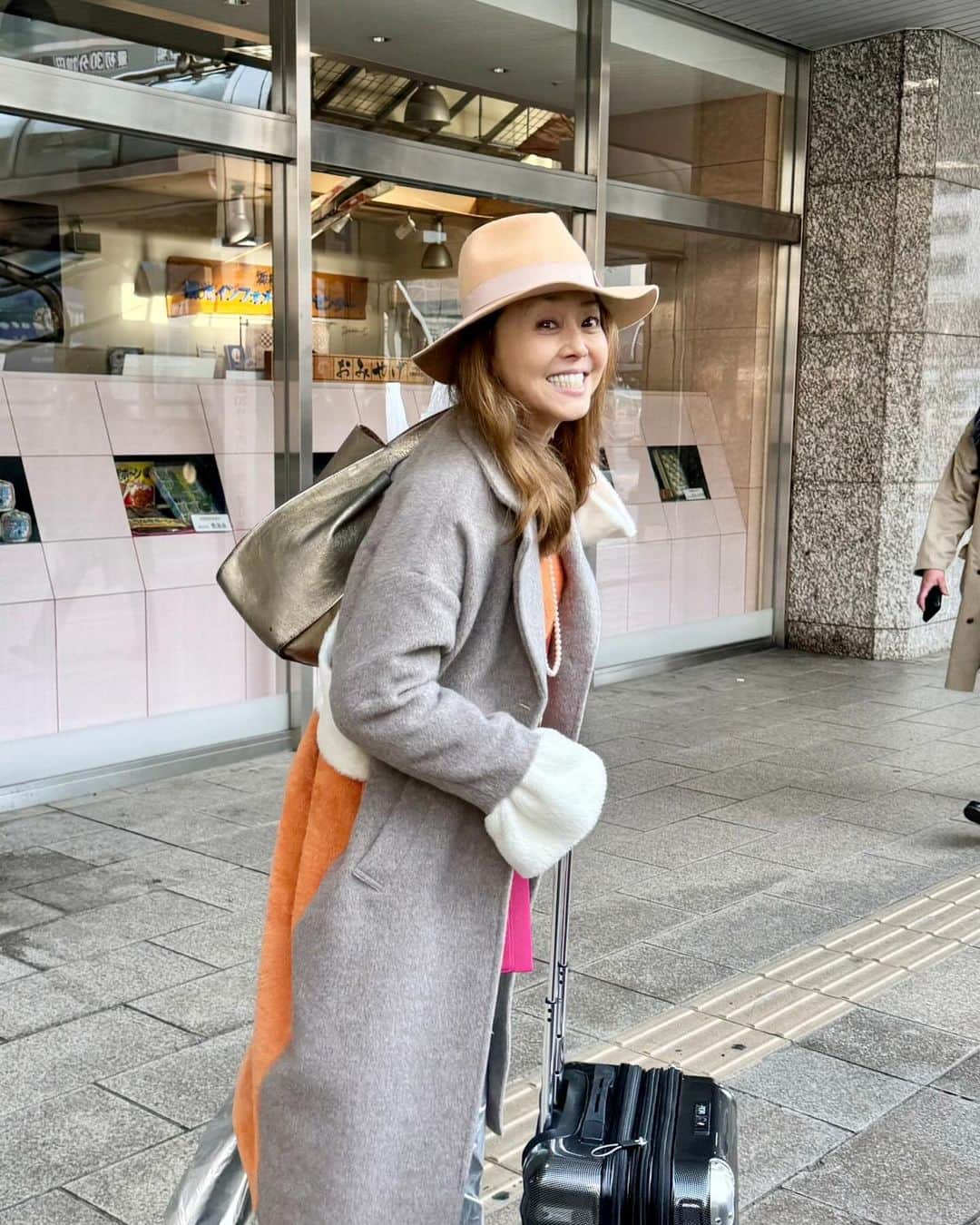 熊谷真実さんのインスタグラム写真 - (熊谷真実Instagram)「あちこち行ってます。  3泊４日で福岡へ。 そして今今日は岡山  さいきんこのコートが気に入ってて。  ともちゃんちのオレンジのセーターとコートで気分はあげあげ。  #熊谷真実 #行ってきます #銀色のスカート #意外となんでも合う #盛りだくさんで投稿間に合わない」11月28日 9時20分 - mami_kumagai310