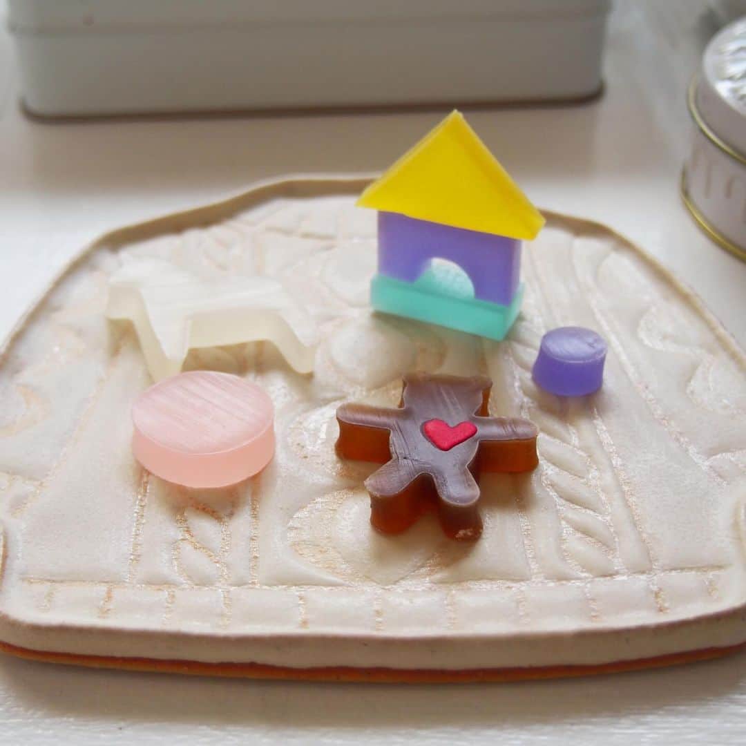 木村涼子さんのインスタグラム写真 - (木村涼子Instagram)「2023.11.28 クリスマスと迎春の準備展の初日に 出させていただくことになりました🎄 初日のお申込みが本日までです。 よろしくお願いします☺️  写真は昨日のお菓子の続きで、 越乃雪本舗大和屋さんのこはくのつみき♡ こんなに可愛い琥珀のお菓子があるとは😍 息子さんに、、とのことでしたが、 案の定めちゃくちゃ気に入って、全色食べるー！と張り切って食べておりました。 本当にありがとうございました✨ #越乃雪本舗大和屋 #こはく　#琥珀　#こはくのつみき #プレート　#お皿　#洋服のプレート　#器　#セーター　#セータープレート」11月28日 9時14分 - kimuryou