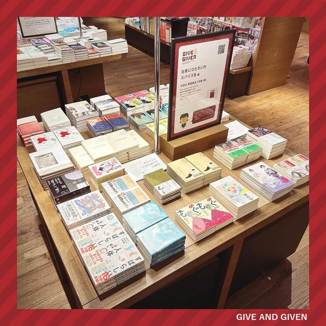 のインスタグラム：「⁡ 【フェア】日常にひとさじのスパイスを ⁡ 蔦屋書店1号館 1階 11月25日(土) - 12月28日(木) ⁡ 起床する、仕事に行く、ご飯を食べる、お風呂に入る、眠る、普段の生活は同じことの繰り返しです。 近年広がってきたリモートワークが中心で働いている方は、一層、生活の中の変化が乏しくなっているかもしれません。 ⁡ 一見同じ見える葉の一枚一枚も実は違う形をしているように、いつもと同じと思っている日々も、実際はかけがえのないものです。 ⁡ 少し視点を変えてみれば、日常のなかにある非日常に目覚めることができるはずです。 普段見落としているものに気づかせてくれる物語から、新たな発見が生まれる散歩の作法、身近な風景のなかに潜むサイエンスまで……。 ⁡ 毎日が少し楽しくなるきっかけをくれる本を、5人のコンシェルジュが選びました。 年末年始のお供にも、カジュアルなギフトにもぴったりです。   代官山 蔦屋書店1号館1F 文学、人文、理工、ビジネス、サブカルなど、読み物系の書籍を展開するフロア。 書籍だけでなく、生活雑貨、標本、アート作品など、人生を豊かに愉しむためのアイテムをご提案しています。 ⁡ #代官山蔦屋書店 #DAIKANYAMATSUTAYABOOKS #DAIKANYAMATSITE」