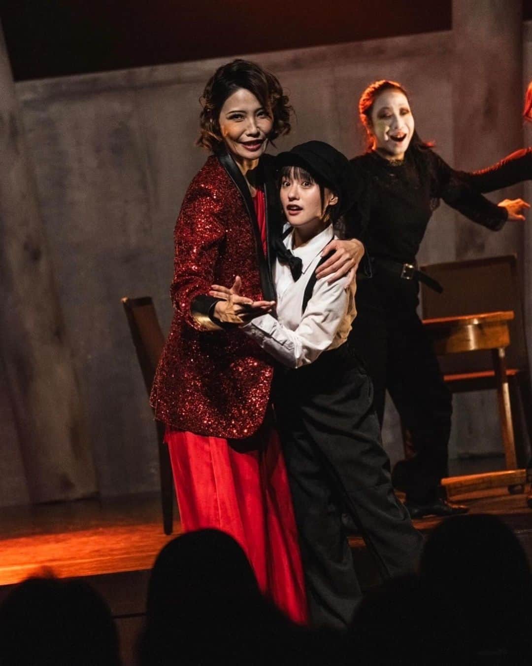 十碧れいやさんのインスタグラム写真 - (十碧れいやInstagram)「.  座長役。 全身で表現する役。 自分が思っていたよりもはるかにエネルギー使っていたようです。  本番を終えた今、 何かがストンと落ちたような感覚。 　  しばらくはゆっくり過ごして、 徐々に元に戻していこう😌  ラスト写真は、 共に作品を作り上げた素敵な共演者の方々...🪽♡  #新宿のありふれた夜」11月28日 9時17分 - reiya_toa