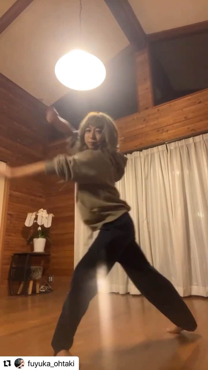 旺季志ずかのインスタグラム：「すごい表現者に出逢ってしまった。  この人のダンスを見て 自分がいかに 自我で踊っていたか気づいた✨  歌う時も。  私が自我なく 表現できるのは 書いている時 演出している時 コンサル　チャネリングしている時 そして　ときどき演技。  筒になって 表現したいな。  いつだって。  表現者として。  こんなにすごい表現者なのに 踊ってる動画が 全くないなんて 謎すぎる🥲  #Repost @fuyuka_ohtaki with @use.repost ・・・ お～う、しゃんぜり～ぜ～♪  #大瀧冬佳」