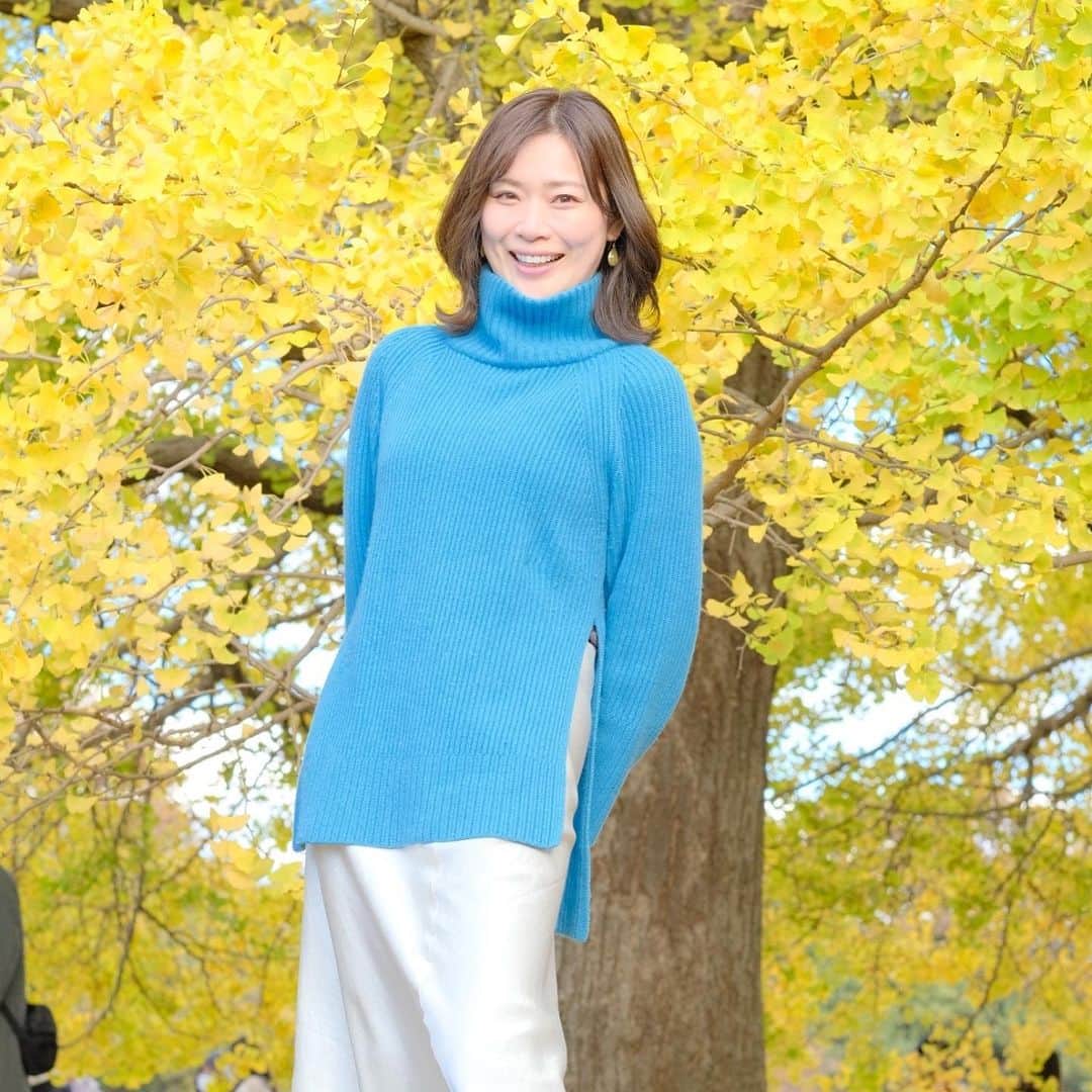 山本愛子のインスタグラム：「11月の中旬に外苑前に行った時はまだまだ全然黄色くなかったイチョウ😌 今年は色付くのが遅かったですねー💦  おチビ連れて、紅葉も見にいきたいな🍁🥰」