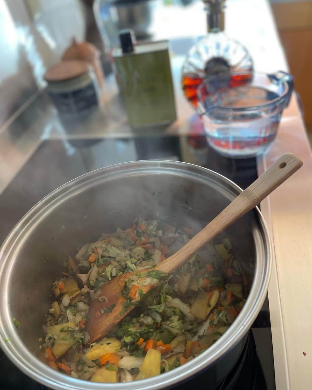 結城アンナさんのインスタグラム写真 - (結城アンナInstagram)「😌冷蔵庫に残りの単品野菜が目立ち始めるとスープ作ります🍲細かく切って、炒めて、スパイス、水/野菜ブイヨン加えて➡️煮込む👩🏼‍🍳下のレシピにはワインっと書きましたが,無くても🆗私は代わりにブランデー使いました🥃スープ自体をもう少しクリーミー仕上げにしたい時は柔らかく煮込んだ野菜を⅓ほど一旦取り出して、ミックサ-にかけてから再び入れます🥣 Veggie Soup  野菜ス-プ 🅰️  オリーブオイル・・3大さじ ニンニク・・1粒(みじん切り) ショウガ・・⬆️同じくらい(みじん切り) 玉ねぎ・・½(みじん切り) 唐辛子・・好みで 🅱️ さつまいも・・½(細かく切る) にんじん・・½〜1本(細かく切る) セロリ・・1〜2本分の葉っぱの部分だけ(細かく切る) ピーマン、シイタケ、パセリ、などなど野菜室にある物½〜1個でも🆗 C) パプリカパウダー・・½小さじ 海塩・・½小さじ, ブラックペッパー ワイン・・3大さじ D) 水・・1.5L ローリエの葉・・2枚 野菜ブイヨン・・小さじ2〜3(味見) E) カットトマト缶🥫・・400g×1個 ボイルド白ビーンズ缶/紙パック・・400g×1個 ☆作り方☆ ☆フタ付きの大きめの鍋に🅰️をソテー ☆🅱️を加える,混ぜながら炒める ☆C)を加える、アルコール分が飛ぶ🪽まで炒める ☆D)を加えて,フタをして、野菜が柔らかくなるまで煮込む20〜30分 ☆オプションですが:柔らかく煮込んだ野菜を少し、ローリエを除く、おたま2〜3倍、取り出してミックサ-にかけてから再び鍋に入れる ☆E)を加えてさらに15分煮込む ☆各自のスープさりに盛る➡️EVOオイル,フレッシュハーブ、ブラックペッパーなどなど🥣  #スープ #スープレシピ #野菜レシピ  #野菜  #野菜料理 #野菜スープ #野菜たっぷり #soup #vegetablesoup #健康食」11月28日 9時30分 - ayukihouse