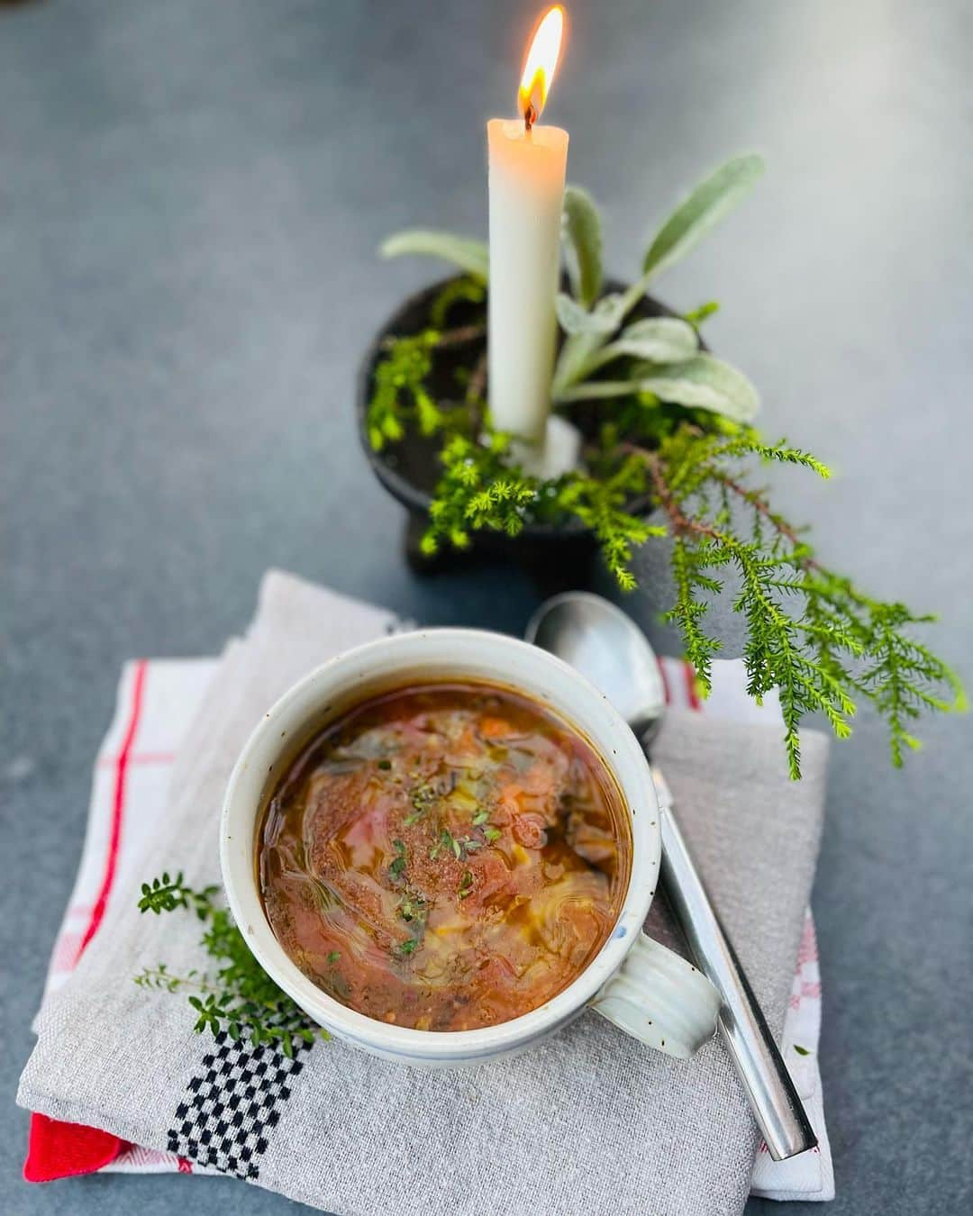 結城アンナのインスタグラム：「😌冷蔵庫に残りの単品野菜が目立ち始めるとスープ作ります🍲細かく切って、炒めて、スパイス、水/野菜ブイヨン加えて➡️煮込む👩🏼‍🍳下のレシピにはワインっと書きましたが,無くても🆗私は代わりにブランデー使いました🥃スープ自体をもう少しクリーミー仕上げにしたい時は柔らかく煮込んだ野菜を⅓ほど一旦取り出して、ミックサ-にかけてから再び入れます🥣 Veggie Soup  野菜ス-プ 🅰️  オリーブオイル・・3大さじ ニンニク・・1粒(みじん切り) ショウガ・・⬆️同じくらい(みじん切り) 玉ねぎ・・½(みじん切り) 唐辛子・・好みで 🅱️ さつまいも・・½(細かく切る) にんじん・・½〜1本(細かく切る) セロリ・・1〜2本分の葉っぱの部分だけ(細かく切る) ピーマン、シイタケ、パセリ、などなど野菜室にある物½〜1個でも🆗 C) パプリカパウダー・・½小さじ 海塩・・½小さじ, ブラックペッパー ワイン・・3大さじ D) 水・・1.5L ローリエの葉・・2枚 野菜ブイヨン・・小さじ2〜3(味見) E) カットトマト缶🥫・・400g×1個 ボイルド白ビーンズ缶/紙パック・・400g×1個 ☆作り方☆ ☆フタ付きの大きめの鍋に🅰️をソテー ☆🅱️を加える,混ぜながら炒める ☆C)を加える、アルコール分が飛ぶ🪽まで炒める ☆D)を加えて,フタをして、野菜が柔らかくなるまで煮込む20〜30分 ☆オプションですが:柔らかく煮込んだ野菜を少し、ローリエを除く、おたま2〜3倍、取り出してミックサ-にかけてから再び鍋に入れる ☆E)を加えてさらに15分煮込む ☆各自のスープさりに盛る➡️EVOオイル,フレッシュハーブ、ブラックペッパーなどなど🥣  #スープ #スープレシピ #野菜レシピ  #野菜  #野菜料理 #野菜スープ #野菜たっぷり #soup #vegetablesoup #健康食」