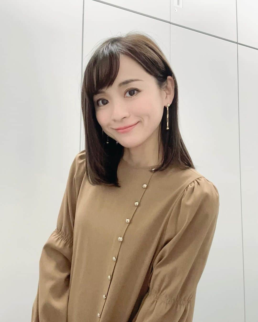 繁田美貴のインスタグラム：「*＊ 昨日に引き続き、 今日も昼サテです！ #昼サテ (平日11:13〜) #絶賛準備中🐻‍❄️ #先週月曜の #衣装 #アナウンサー衣装 Tops #TONAL #テレ東 #アナウンサー #繁田美貴 #なぜかドヤ顔？(1枚目)」