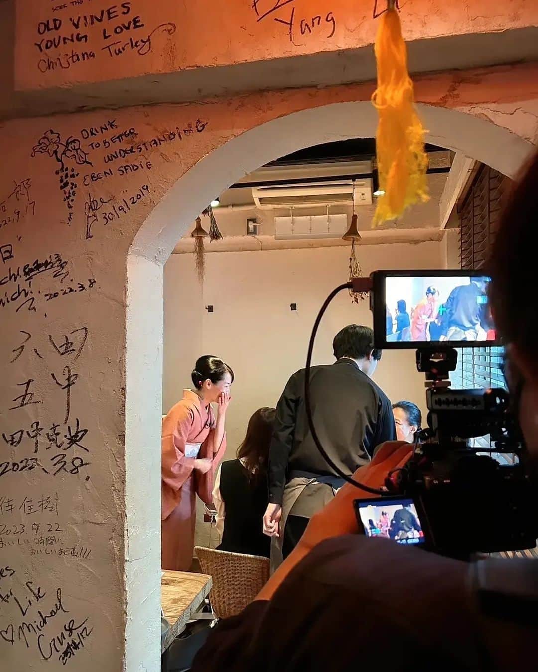 近藤淳子さんのインスタグラム写真 - (近藤淳子Instagram)「おはようございます。  秋も深まってきた週末の昼下がり、AnDiにて、【モダンベトナミーズとロジカルぺアリング】を初体感いただき、ご交流を愉しんでいただく〜morimoto日本酒女子会〜が開催されました。  スペシャルゲストは、AnDiオーナでソムリエの大越基裕氏です。内藤千博シェフの和の食材や発酵技術を駆使したお洒落な世界観と、大越氏の同調、五味、テクスチャーなど、豊富な経験に裏打ちされた最新鋭のロジカルペアリング。  蔵ゲストは、京都からオンラインで日日醸造の松本日出彦氏。軸のぶれない言葉ひとつひとつに、一層、日日への好奇心をかきたてられ、味わいの魅力がましていくのです。  AnDiの皆様が時代の先をとらえたスタイルで、イベントを粋に実現してくださり、私自身も、司会やレポート撮影が楽しくて仕方なかったです✨  MORIMOTOの皆様、丁寧に時間をかけてかたちにしていただき、心よりありがとうございました!!  #モリモト  #モリモト日本酒女子会  #モリモトイベント  #ロジカルペアリング  #モダンベトナミーズ  #アンディ  #大越基裕  @moto_okoshi  @naitochihiro  @andivietnamese  @morimoto_sumau  @nichinichi_sake」11月28日 9時26分 - kondo_junko_