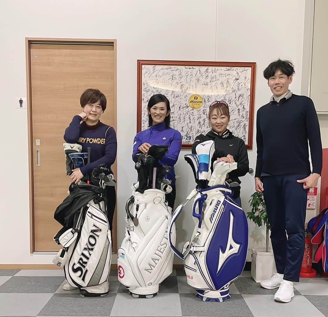 生島早織さんのインスタグラム写真 - (生島早織Instagram)「練習場梯子🪜3軒⛳️⛳️⛳️  昨日は、珍しく移動の多い一日でした🚗  午前中お客様のレッスンをさせて頂き、午後は、ミズノの契約プロである佐伯かおりプロ (@kaorigolf)のご紹介と言うか〜 しっかり便乗して、インソールを使ってのスイング診断＆専属の西野コーチのレッスンも受けさせて頂きました😍@west_field_golf ミズノさんのゴルフスクールが入っています⛳️  やっぱり‼️  やっぱり‼️  そうだよね‼️‼️  その原因そこにあったのね‼️  豊田合金様で製造された専用インソールを靴の中に入れてスイング中に体重のかかっているところを可視化出来る素晴らしいアイテムです✨ しかも〜 私の場合、アドレス時の体重配分、感覚と全く違ったんです😅 体重配分は、体の軸にも大きく影響するので軸の見直しにも繋がりました👍 色んな疑問と違和感が繋がって新たな方向性が見つかりました✨ 西野コーチ、お声がけ頂いたかおりプロありがとうございました😍  さて、この課題を克服できるか⁉️😅  そして、この後は、またまた場所を移動して今月からスポンサー契約して頂いている近鉄エンジニアリング様の社員様向けレッスン会❣️  先週末、初の企業対抗戦に出場し、初戦勝利を飾ったメンバーからの報告もあり楽しい会でした‼️ 試合を経験する事で、新たな課題も見つかり、また、チーム全体のモチベーションが上がった様に感ました💪 選抜メンバーに入り、チームとしての戦い‼️ チーム戦をほとんど経験したことのない私には羨ましい試合です✨💪  2軒目の練習場では、一緒に練習してもらった松平真佐美@masamimatsudaira17 との4人で、プロっぽい写真を撮ってみました〜  松平プロの娘ちゃん❣️ 名カメラマンでした📷 ありがとう😍  #女子プロゴルファー #スイング診断 #スイング測定 #ミズノゴルフスクール #ウエストフィールドゴルフ #豊田合金　様 #足底診断 #近鉄エンジニアニング株式会社  #ゴルフ同好会 #佐伯かおりプロ  #松平真佐美プロ #西野誠コーチ #生島早織 #企業対抗戦 #社内レッスン会 #ゴルフのお仕事」11月28日 9時26分 - saori.ikushima