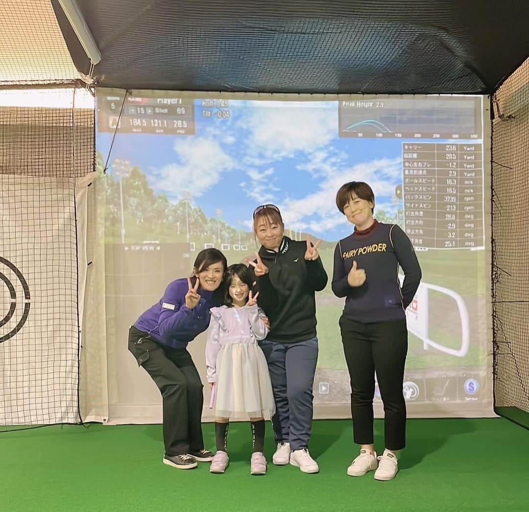 生島早織さんのインスタグラム写真 - (生島早織Instagram)「練習場梯子🪜3軒⛳️⛳️⛳️  昨日は、珍しく移動の多い一日でした🚗  午前中お客様のレッスンをさせて頂き、午後は、ミズノの契約プロである佐伯かおりプロ (@kaorigolf)のご紹介と言うか〜 しっかり便乗して、インソールを使ってのスイング診断＆専属の西野コーチのレッスンも受けさせて頂きました😍@west_field_golf ミズノさんのゴルフスクールが入っています⛳️  やっぱり‼️  やっぱり‼️  そうだよね‼️‼️  その原因そこにあったのね‼️  豊田合金様で製造された専用インソールを靴の中に入れてスイング中に体重のかかっているところを可視化出来る素晴らしいアイテムです✨ しかも〜 私の場合、アドレス時の体重配分、感覚と全く違ったんです😅 体重配分は、体の軸にも大きく影響するので軸の見直しにも繋がりました👍 色んな疑問と違和感が繋がって新たな方向性が見つかりました✨ 西野コーチ、お声がけ頂いたかおりプロありがとうございました😍  さて、この課題を克服できるか⁉️😅  そして、この後は、またまた場所を移動して今月からスポンサー契約して頂いている近鉄エンジニアリング様の社員様向けレッスン会❣️  先週末、初の企業対抗戦に出場し、初戦勝利を飾ったメンバーからの報告もあり楽しい会でした‼️ 試合を経験する事で、新たな課題も見つかり、また、チーム全体のモチベーションが上がった様に感ました💪 選抜メンバーに入り、チームとしての戦い‼️ チーム戦をほとんど経験したことのない私には羨ましい試合です✨💪  2軒目の練習場では、一緒に練習してもらった松平真佐美@masamimatsudaira17 との4人で、プロっぽい写真を撮ってみました〜  松平プロの娘ちゃん❣️ 名カメラマンでした📷 ありがとう😍  #女子プロゴルファー #スイング診断 #スイング測定 #ミズノゴルフスクール #ウエストフィールドゴルフ #豊田合金　様 #足底診断 #近鉄エンジニアニング株式会社  #ゴルフ同好会 #佐伯かおりプロ  #松平真佐美プロ #西野誠コーチ #生島早織 #企業対抗戦 #社内レッスン会 #ゴルフのお仕事」11月28日 9時26分 - saori.ikushima