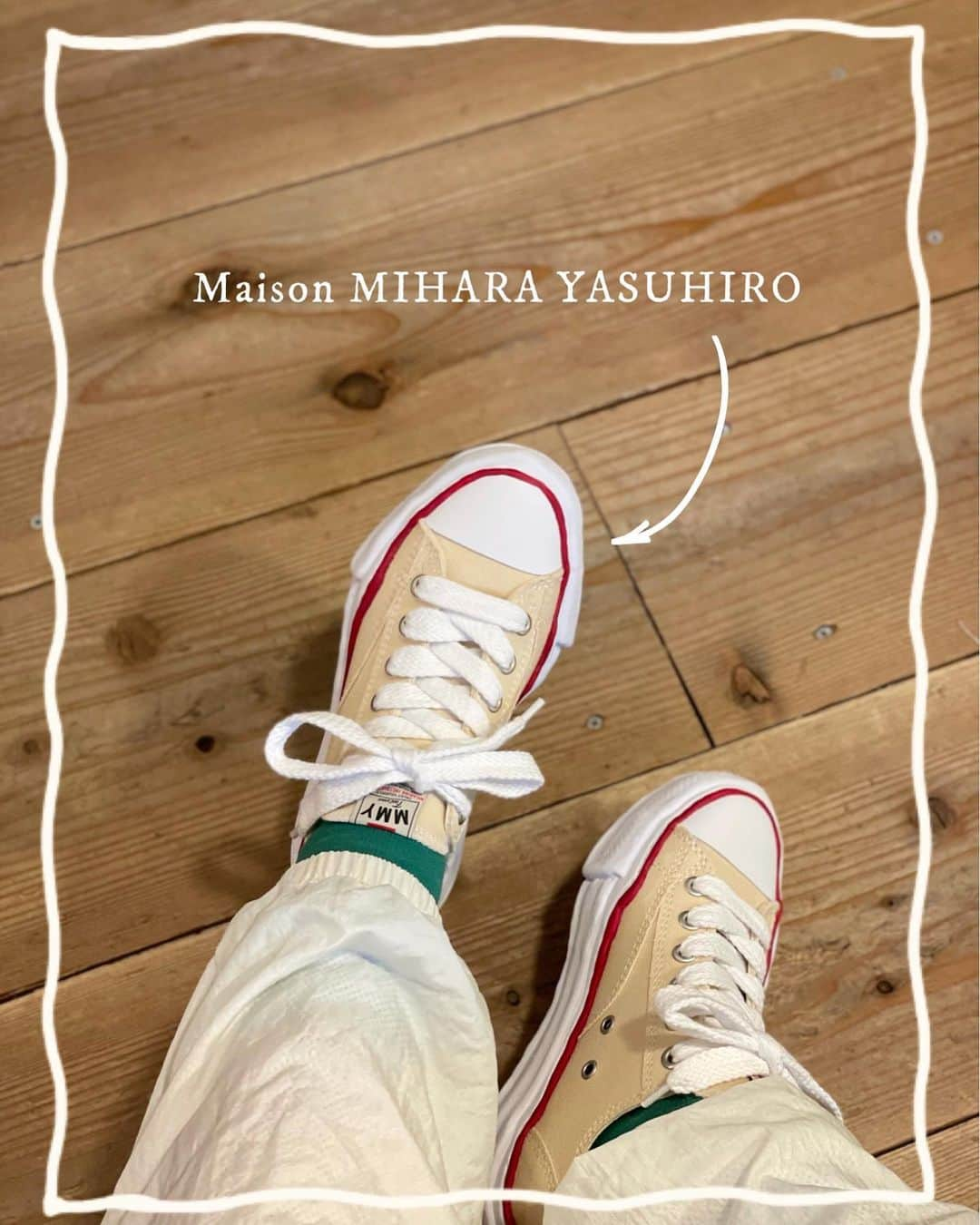 ウラリエのインスタグラム：「🍁この秋GETして、よく履いている @miharayasuhiro_official のスニーカー 👟 . よく聞かれるんやけど コンバースではありません🙅‍♀️★ #メゾンミハラヤスヒロ です⭕️ . ずっと気になってて神戸元町の セレクトショップ @goodwood__kobe で🌈 入荷待ちしてたやつ🙋‍♀️ ̖́- @xxxibgdrgn ジヨンとオソロらしい🇰🇷 ↑ 人気すぎて海外からも 問い合わせすごいねんて🌍 . 粘土で型取りしたボコボコした 手作り感あるソールが ボリューム感あって可愛い🫶♡ きしめんみたいな、太い紐もポイント🪢 . 某スニーカーをインスパイアしたシリーズで 他の種類もステキ✨ . @goodwood__kobe は 🌈 🏢 大丸神戸店の近くにあって 男女問わず着れる👖👕 希少性の高いインポートブランドを 数多く取り揃え、ファッション好きな方や スポーツ選手や芸能人の方などが 多く集うこだわりが詰まったお店で🚩 オーナーの @___kikuchi___ さんの 独自のセンスが溢れるセレクトで 『 これ似合いそう！』『 これ着て欲しい！』 と、普段自分では選ばないような ファッションにチャレンジも 出来る楽しいお店です✨ . WEB SHOPもあります🛒 . #神戸#神戸市#kobe#神戸旅行#神戸観光#兵庫県#兵庫#lovehyogo#lovekobe#神戸セレクトショップ#goodwood#グッドウッド#maisonmiharayasuhiro#miharayasuhiro#ミハラヤスヒロ」