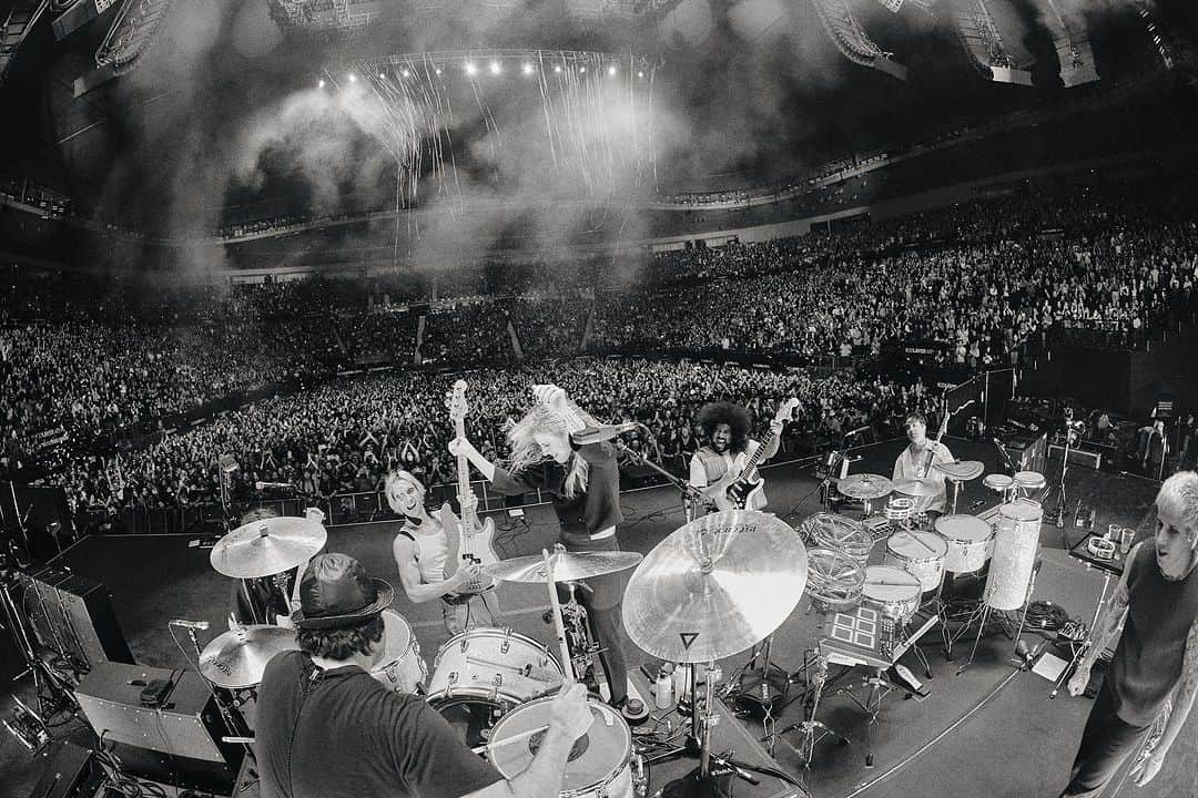 Paramoreのインスタグラム：「Melbourne, AU. Night 1.   📸: @zacharygray」