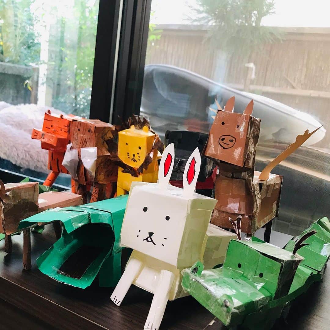 尾木直樹さんのインスタグラム写真 - (尾木直樹Instagram)「この頃､すっかり紙工作にはまって賑やかな動物ランドが出来ましたよ！ 嬉しくて小学校二年生のお孫ちゃんとツーショット＾＾ ｰ #動物園#紙工作#お孫ちゃん#工作大好き#カエル#もうすぐ7歳#尾木ママ」11月28日 9時42分 - oginaoki_ogimama