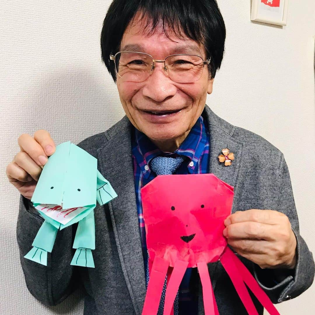 尾木直樹さんのインスタグラム写真 - (尾木直樹Instagram)「この頃､すっかり紙工作にはまって賑やかな動物ランドが出来ましたよ！ 嬉しくて小学校二年生のお孫ちゃんとツーショット＾＾ ｰ #動物園#紙工作#お孫ちゃん#工作大好き#カエル#もうすぐ7歳#尾木ママ」11月28日 9時42分 - oginaoki_ogimama