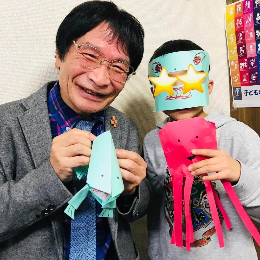 尾木直樹さんのインスタグラム写真 - (尾木直樹Instagram)「この頃､すっかり紙工作にはまって賑やかな動物ランドが出来ましたよ！ 嬉しくて小学校二年生のお孫ちゃんとツーショット＾＾ ｰ #動物園#紙工作#お孫ちゃん#工作大好き#カエル#もうすぐ7歳#尾木ママ」11月28日 9時42分 - oginaoki_ogimama