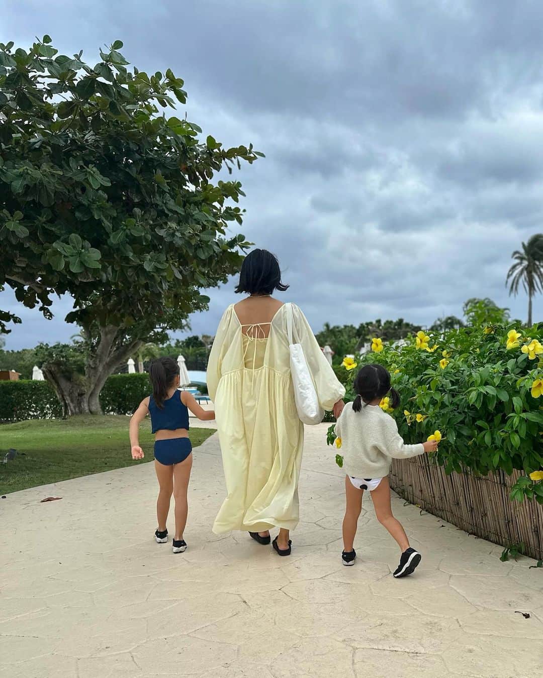 のインスタグラム：「1枚目は今年の📷 2枚目は去年の📷  同じ服を着てるけど露出が減った。  #ootd#姉妹#女の子ママ#三姉妹#三姉妹ママ#ママコーディネート#3人育児 #ママファッション#3児のママ#3児ママ#育児#6歳#4歳#1歳児#1歳7ヶ月#石垣島#子連れ家族旅行」