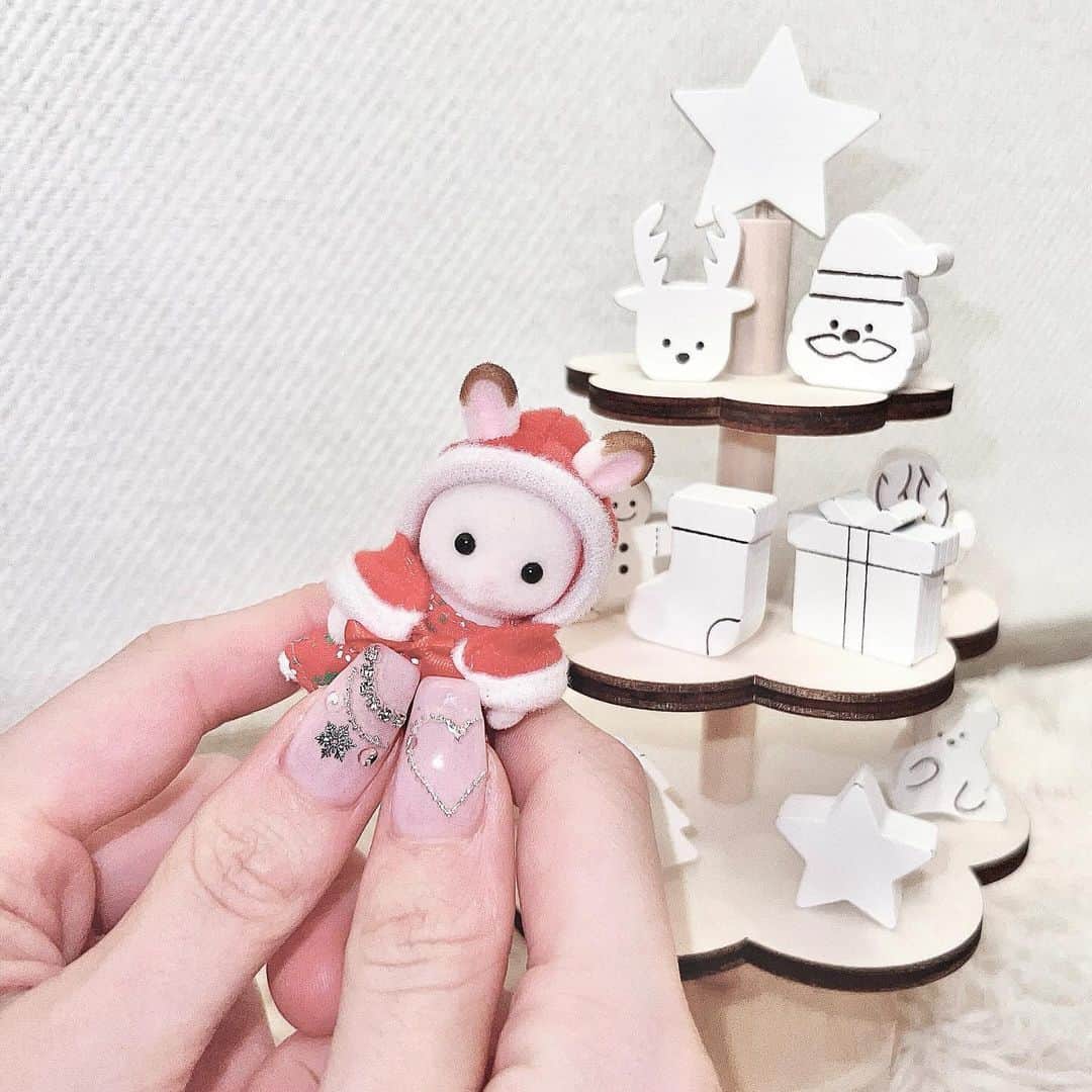 のインスタグラム：「❄️𝑁𝑒𝑤 𝑛𝑎𝑖𝑙 𓂃𓈒𓏸  ちょっと早めのクリスマスネイル ❅*॰ॱ 薬指にラインストーンでツリー作ってもらいました🌲♡  冬は特にきらきらにしたくなる  nail by @rena_amis   #キラキラネイル  #クリスマスネイル #クリスマスネイルデザイン #冬ネイル」