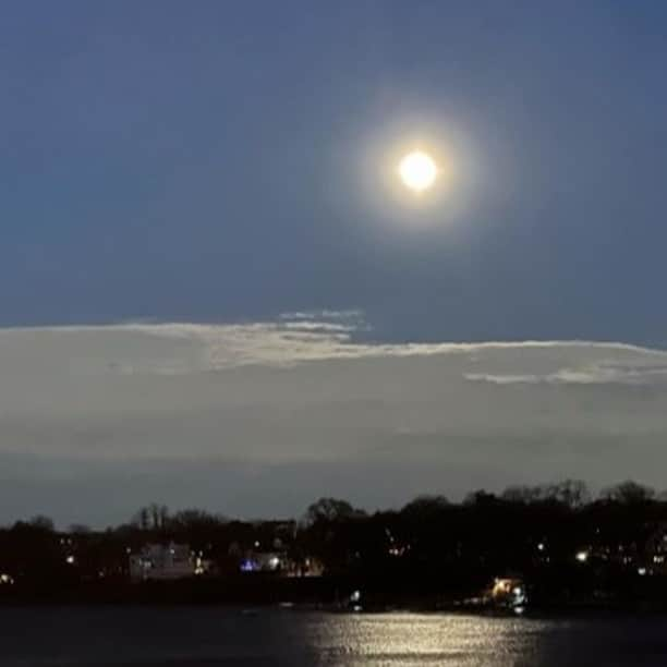 インディビジュアライズド シャツのインスタグラム：「BEAVER MOON 2023 over Raritan Bay  in Perth Amboy  Christmas is coming HO HO HO.  #individualizedshirts  #americantraditional  #madeinusa #ivystyle #mensfashion #mensstyle #スタイリング　#ファッション #アメリカファッション ＃インディビジュアライズドシャツ」