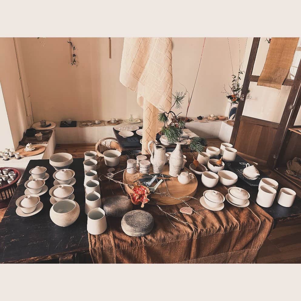 ハミルさんのインスタグラム写真 - (ハミルInstagram)「. . 【　茶とみたて、その周りの道具展　】  先日無事終了.  皓siroi主宰の平井かずみと企画させていただきました。  お茶のお稽古を一緒にしている、 インテリアスタイリストの石井佳苗さん　@kanaeishii_lc  画家の平澤まりこちゃん　@mariko_h  スタイリストの轟木節子ちゃん　@setsuko.todo  モデルでイラストレーターの香菜子ちゃん　@kanako.lotaproduct   そこに小曼さんの初心者クラスも担当していた田中一代さんに私たち、基本から教えて頂いていて、 茶器ほしいよね、、からの、この展示。  今まで出会ってきた作家さん、茶人たちにお声掛けさせていただき、時間のない中、少しでもと作っていただきまして、ご無理かけたところもありましたが、良き会となりました。 ありがとうございます。  お稽古しているこのチームが、全員プロなので、 かずみと私は企画にまわり、 茶人・堀口一子さんとかずみの”植物循環”の茶会から スタートし、次の日は田中一代さんの茶会を石井佳苗さんがしつらえをし、茶人・瀬上さんの茶会を轟木せっちゃんがしつらえ、平澤まりこちゃんの作品や香菜子ちゃん企画した染色家のお父様との”Tao”のローンチともう盛りだくさん。  朝から人が並び、整理券て対応させていただき、お客様をお待たせしながらの開催となりましたが、みんなできることを、空気読みながら、あうんで動いた会でした。  至らないところはあったかもですが、良き会となったかとは思っております。  最後の打ち上げでは、大先輩でもあり、陶芸家でお茶も淹れる安藤雅信さんが私たちのために、中国茶が日本に入ってきてカルチャーになりつつある経緯の”安藤考察”をお話しくださり、お茶を淹れてくださいました。ありがとうございます。 @masanobu.ando   主宰のかずみちゃんと皓siroiチーム、ななちゃん、いくちゃんたち、作家さんたち、お茶のお稽古チームのプロ集団、本当に気持ちの良いくらい良き会でした！  参加させていただき、微笑みあってお茶を楽しめました。 また来年！(チーム皓は目が点になってましたが！)  ご参加くださったみなさま、ありがとうございました！ •写真撮りきれてない、、素敵な作品ばかりでした！！！  @anzaiarata  @masanobu.ando  @otntty  @couento  @n_kwbr  @tsunehisa_keiko_gunji  @jikonkatokyo  hidetsuchika  @kobayashi_glass_works  @go_koyama  @mayumi_utsunomiya  @yoshihiromikami  @yuko_imura_  @rikashimmitsu  @eguchis  @atlier_garaya  @kanako.lotaproduct  @sakuma_ssds  @le_thethe0927  @tanaka.seisakusho  @mariko_h   @ichikohoriguchi  @hiraikazumi  @chntea_housa  @kanaeishii_lc  @vortex_life_design  @setsuko.todo   #茶とみたてそのまわりの道具展」11月28日 9時55分 - haruhamiru