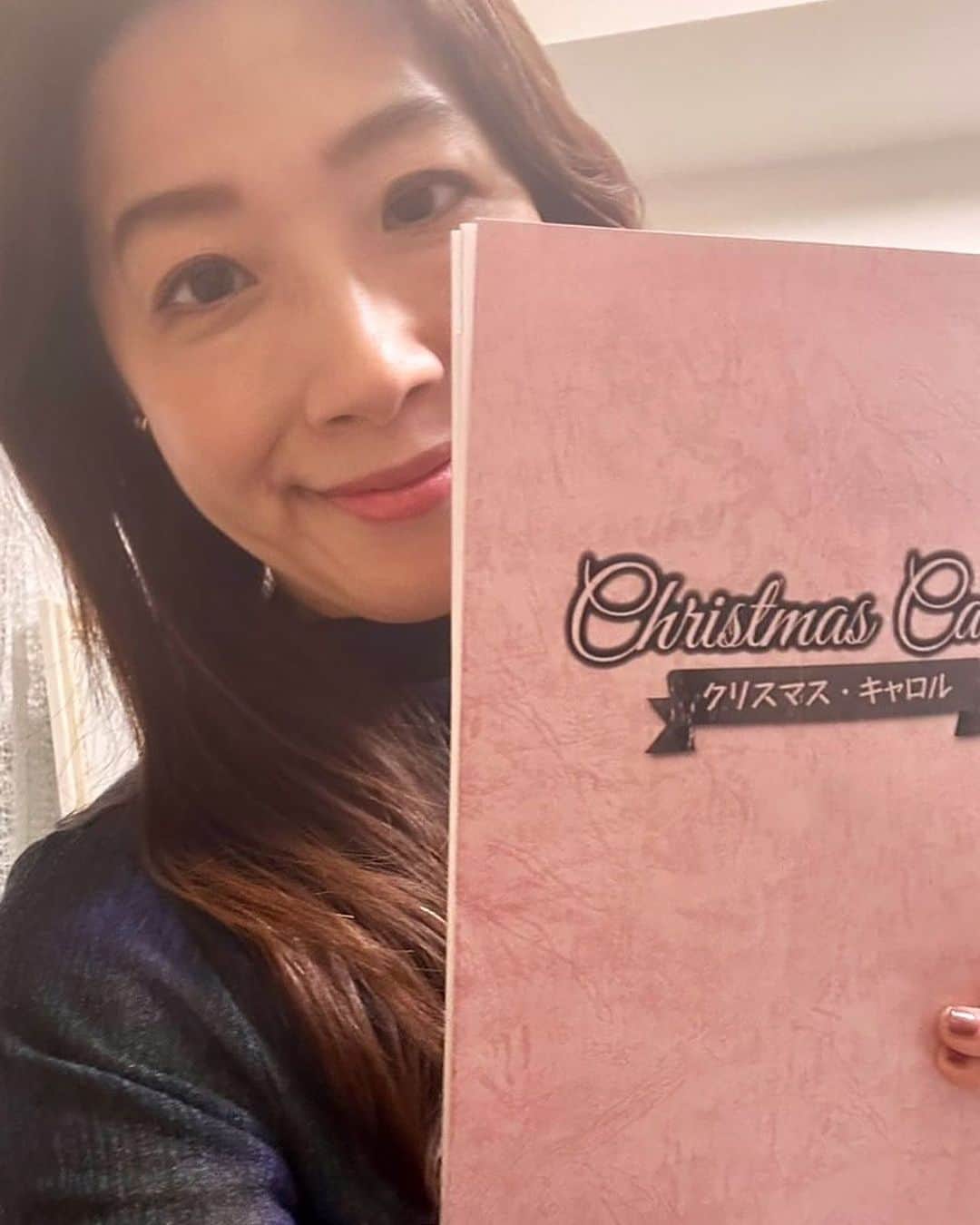 半井小絵のインスタグラム：「朗読劇『#クリスマスキャロル』🧚 現在の精霊は魔法を披露するのでドキドキです🫧 本日は場当たり。  主演はイモ欽トリオの長江健次さんとワハハ本舗のジジ・ぶぅさん。 マアレイ役は、ちびまる子ちゃん などのナレーター木村匡也さんとブッチャーブラザーズのぶっちゃあさんです⭐️ そして進行役は数々のCMの声、ナレーターのMAXWELL POWERSさんと渡辺克己さん。 全てのキャストはご紹介できていませんが、とても素晴らしい皆様です。  詳細、ご予約はこちら sae-nakarai.amebaownd.com （プロフィール欄にリンクがあります） 心温まるストーリーで寒さを吹き飛ばしませんか？ 楽しんでいたけるように頑張ってます。 劇場でお待ちしています。」