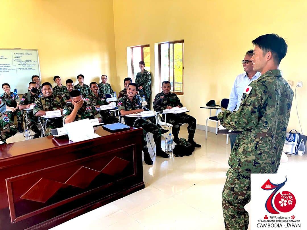 陸上自衛隊のインスタグラム：「🇯🇵🇰🇭#陸上自衛隊 #中部方面隊 の隊員７名は、#カンボジア 王国軍に対する #ＰＫＯ 施設分野の #能力構築支援 を実施しています。先週は教育に先立ち、開始式を行いました。陸上自衛隊は事業を通じ、カンボジア王国との二国間関係の強化に寄与してまいります。  #外交関係樹立70周年   🇯🇵🇰🇭#MiddleArmy, #JGSDF is conducting a PKO cooperation w/ Royal Cambodian Armed Forces. An Opening ceremony has been conducted last week and JGSDF will promote the relationship b/w 🇯🇵🇰🇭 through this project.」