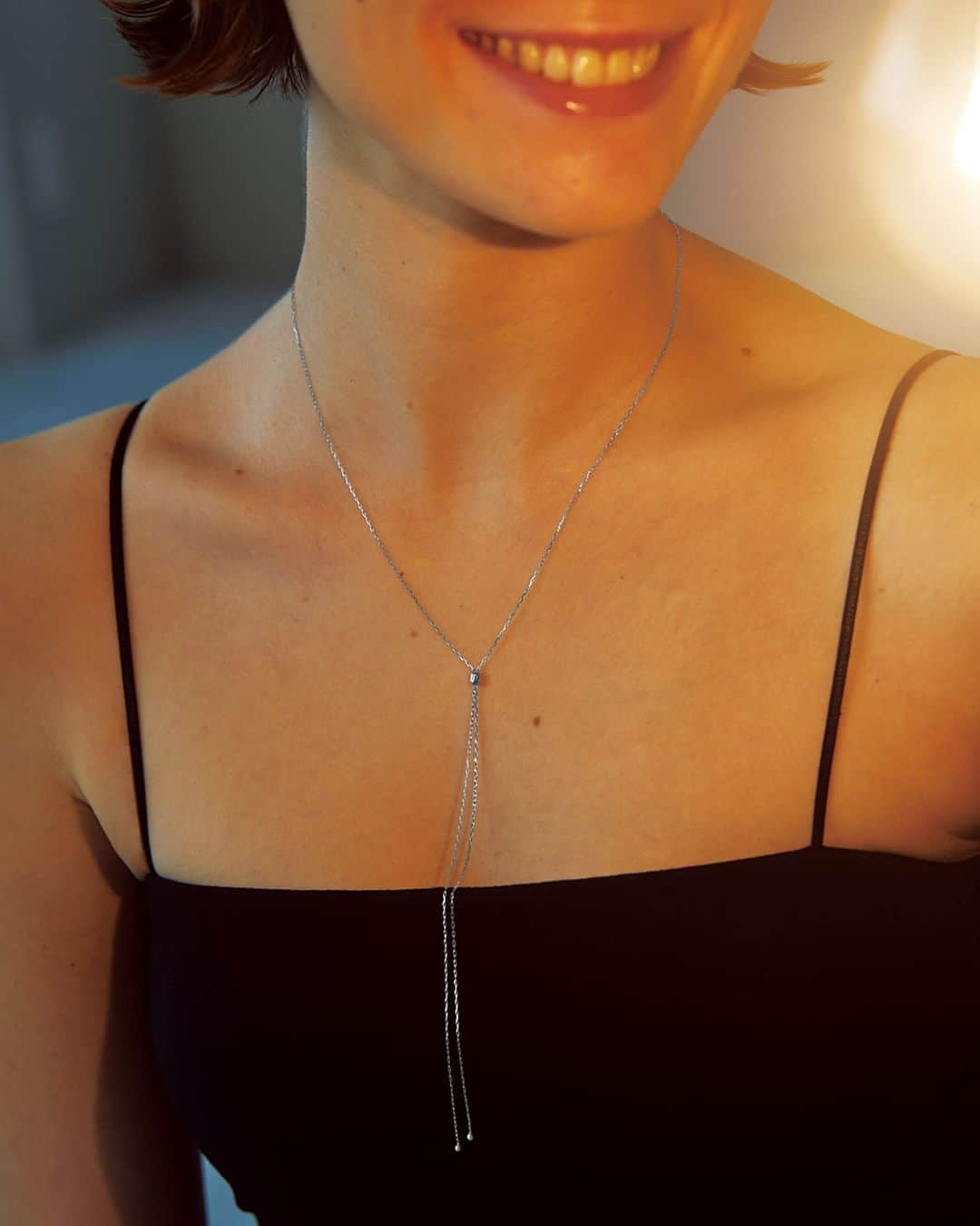 エテのインスタグラム：「《Long Necklace》 - from Winter 2023 Collection  スタイリングのアクセントに1つは持っていたい、“Long Necklace”コレクション。 今シーズンは、ゆったりとした流れや瑞々しく滴る水滴など、様々な形を見せる“水”をテーマにデザインしました。  ダルマや引き輪がなくループタイのように着用できるデザインや、トップが取り外しできるものまで、多彩なラインナップ。  トレンドのクルーネックやストレートラインのドレスなど、すっきりとしたスタイルに重宝します。 1本はもちろん、40～45㎝のプリンセスラインのネックレスとのレイヤードスタイルもおすすめです。  #ete #エテ #LongNecklace」