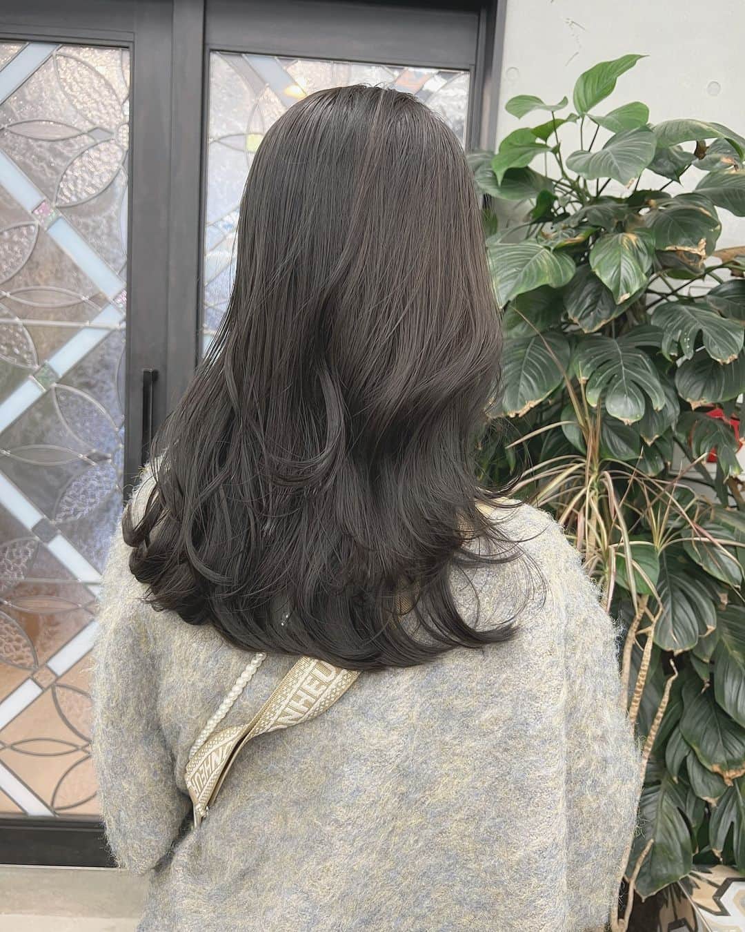 兼井遼のインスタグラム：「オリーブグレージュ＊  柔らかくほつれるヘア😌  ツヤのある 暗くても透明のある カラーならお任せください☺️  11月12月のご予約も まだまだお取りできます🙇🏻  ご質問などは コメントにてお問い合わせください！😌  #ケアカラー  #ヘアアレンジ  #ケアダブルカラー  #巻き方  #髪質改善カラー  #イルミナカラー  #ミルクティーベージュ #グレージュ  #ケアブリーチ  #ハイライトカラー  #ハイトーンカラー  #ブリーチ  #ダブルカラー   #インナーカラー  #オリーブアッシュ  #グラデーションカラー  #グレージュカラー  #ツヤトーン  #パーマ  #艶髪  #外国人風  #髪質改善トリートメント  #くびれヘア  #シースルーバング  #髪質改善  #ラベンダーグレージュ  #オリーブグレージュ  #トリートメント  #ヘアアクセサリー　#インナーハイライト」
