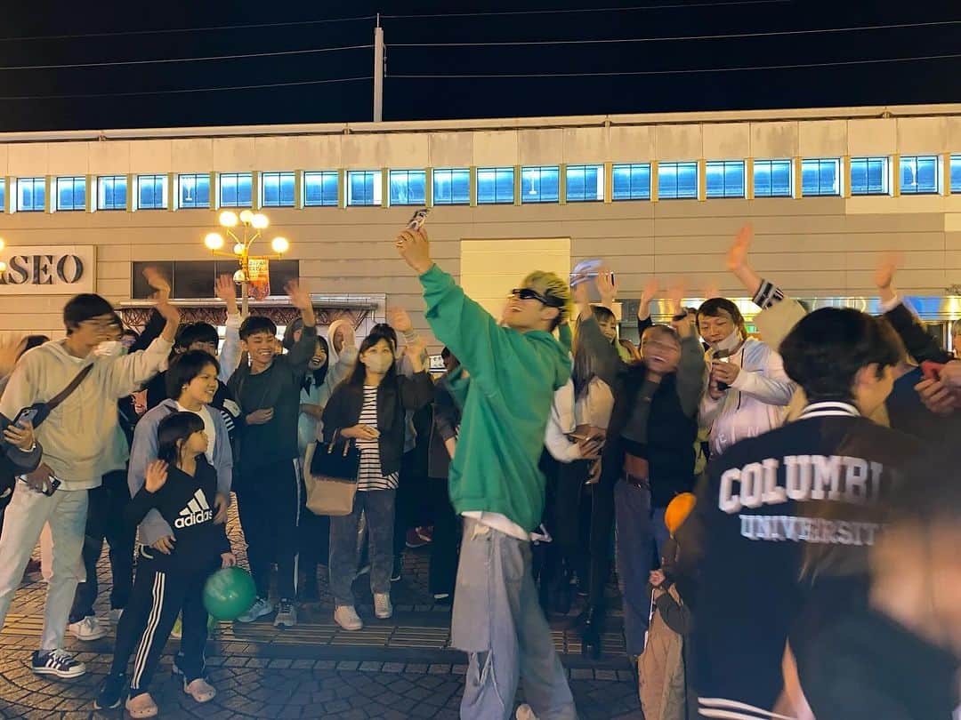 JustIn (ジャスティン)のインスタグラム：「俺の路上ライブは日本一だって自信がある 気になってる人は是非見に来て欲しいなー  俺は歌が上手いだけじゃないんだよ？😁 とっても楽しいんだから！おいで🥰」