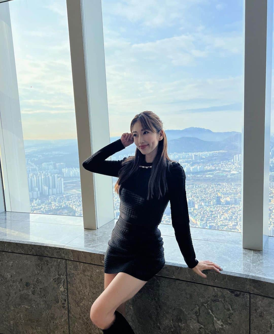 庄司ゆうこさんのインスタグラム写真 - (庄司ゆうこInstagram)「悠里ちゃんと4年ぶりの韓国旅行🇰🇷✈️ 4年前は、社員旅行で韓国行ったんだけど私だけパスポート無くして、みんなには先に帰ってもらい、私だけ1人帰れなかった事があった事件が懐かしい🤣 今回は肌身離さず持参してました🥺 今回も大好きなホテル、シグニエルソウルへ✨ 3回目でしたがやっぱり最高❣️1番好きっ❤️ 101階建てのホテルでお部屋は89階だったよー‼️ 景色最高✨☺️ 夜21時からフレンチフルコース食べて朝6時に起きてプール行ってジム行って朝8時から朝食ビュッフェ！笑 私たち元気過ぎません？🤣 ここ数ヶ月大会続きで食事制限していたから解放されて嬉しくって爆食いしてました🤣 来年は母を連れて行きたいな☺️❤️ #韓国旅行#韓国#シグニエルソウル #ソウル#ロッテ#ロッテワールド#女子旅#弾丸旅行 #ご褒美旅行」11月28日 10時03分 - yuko.shoji