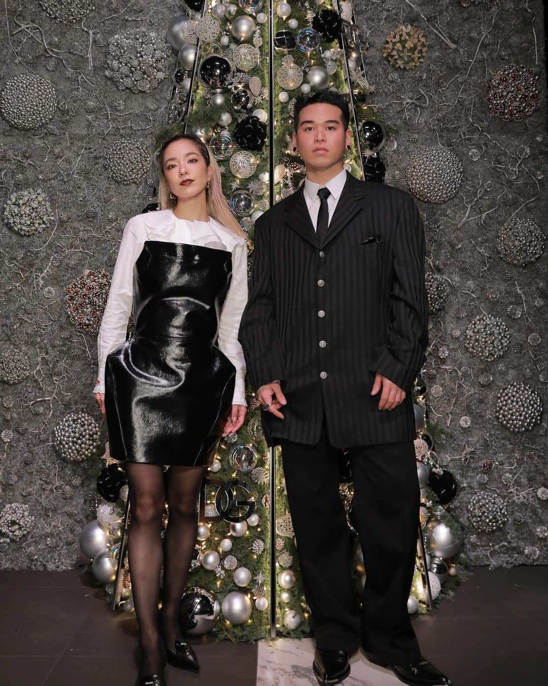 Unaのインスタグラム：「@dolcegabbana 🖤🤍 フラワーアーティストニコライ•バーグマンによる シックでモダンなクリスマスツリー🎄✨ 12/25まで展示されてるみたい☝️ 心踊るホリデーシーズン本格到来🤭💓  #DolceGabbana #DGHolidays #ドルチェガッバーナ #DGホリデー #PR」