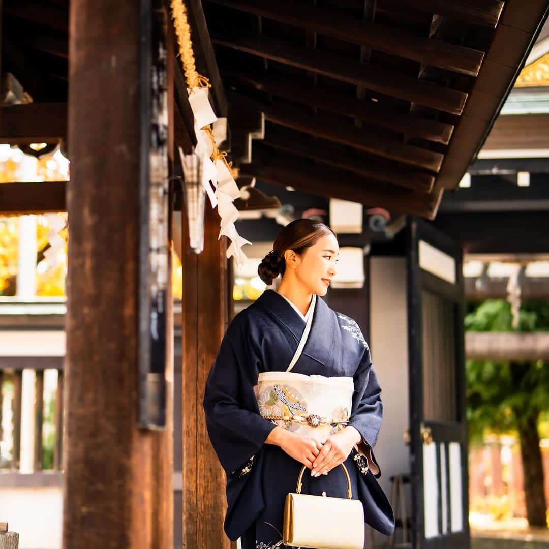 二瓶藍菜さんのインスタグラム写真 - (二瓶藍菜Instagram)「𝑘 𝑖 𝑚 𝑜 𝑛 𝑜 👘 ̖́-  今回は長女の七五三🪭 毎度恒例の…🍂 @bridal_house_sasaki  ブライダルハウス佐々木さんで訪問着レンタル 素敵なお着物ばかりです👘✨✨  高身長の私のサイズもたくさんのお着物があるので是非、大事な行事の時は行ってみてください！  ヘアメイクはセルフで、まとめ髪にしました👱🏻‍♀️  #七五三　#着物　#訪問着　#３歳　#３歳七五三 #湯殿山神社 #日本　#日本の風景」11月28日 10時06分 - aina.17