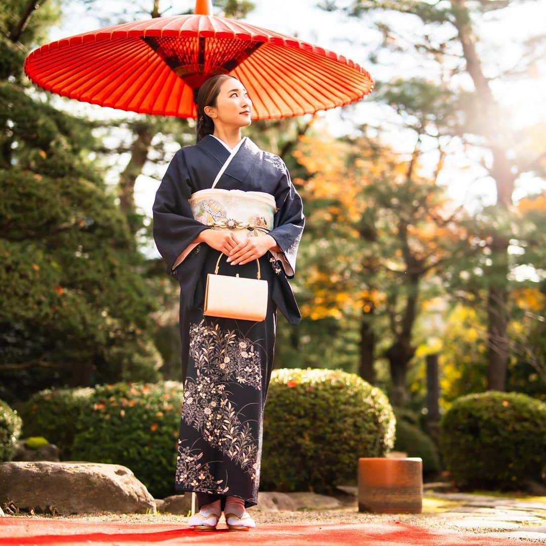 二瓶藍菜さんのインスタグラム写真 - (二瓶藍菜Instagram)「𝑘 𝑖 𝑚 𝑜 𝑛 𝑜 👘 ̖́-  今回は長女の七五三🪭 毎度恒例の…🍂 @bridal_house_sasaki  ブライダルハウス佐々木さんで訪問着レンタル 素敵なお着物ばかりです👘✨✨  高身長の私のサイズもたくさんのお着物があるので是非、大事な行事の時は行ってみてください！  ヘアメイクはセルフで、まとめ髪にしました👱🏻‍♀️  #七五三　#着物　#訪問着　#３歳　#３歳七五三 #湯殿山神社 #日本　#日本の風景」11月28日 10時06分 - aina.17