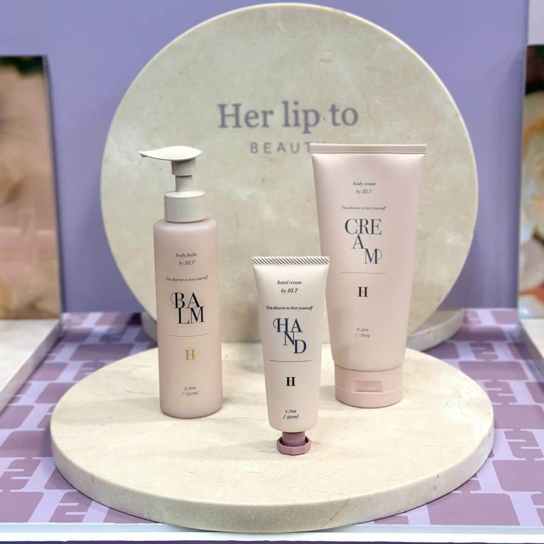 ルナのインスタグラム：「ロフト ベストコスメ2023の展示会へ🤍 @loft_official  @loft_cosme  今回も気になるコスメや愛用している商品 が盛りだくさんで楽しかった〜❣️  ☑︎ @herliptobeauty  大大好きなherliptoブースが😌🤍 吸い寄せられるように行きました🎀笑 ハンドクリームもバームもクリームも 愛用していて本当にお気に入り🫢  ☑︎ @nuxe_japan  nuxeは安定して使いやすいよね💡 ギフトとしても喜ばれるし、パケも可愛い🩶  ☑︎ @maybelline  メイベリンのマスカラ、スカイハイは愛用中🖤 いつもブラックを使ってるんだけど、他のカラーも いただいたのでまた使用感載せるね♪  ☑︎ @loveliner_official  ラブライナーは安定🤍 コラボ商品も最近は多くて、 ディズニープリンセスコラボとかも可愛かった❣️  ☑︎ @refa_mtg  リファはブラシとスプレー既に愛用中🥰 スタイリング剤の方は使った事がなかったから すごく気になったアイテムの一つ🤔  ☑︎ @addict_jp  素敵な香りがたくさんあって気になったアイテム！ お肌に優しい成分なのも素敵🩶  ☑︎ @ririmew_official  指原さんのコスメリリミュウは本当人気だよね😌 私も大好きでよく使ってる🎀 新色のリップが気になりました💋  ☑︎ @tirtir_jp_official  ティルティルは下地とファンデ愛用中♡ 私はパープルの下地とシルバーのクッションファンデ がお気に入りで使ってるよ😉  ☑︎ @ettusaisjp  エテュセはどのアイテムも好きだけど マスカラベースがずっとお気に入り💡 今回はネイルケアがベスコス受賞してたので これも使ってみたい☺️❣️  全国のロフトとロフトネットストアで開催してます♡ 店舗ではベストコスメが全て掲載されている冊子も配布中だよ📕 冊子はWEBでも見れるのでチェックしてみてね🤍  ┈┈┈┈┈┈┈┈┈♡ #PR #ロフト展示会 #ロフトのベストコスメ2023 #ロフトコスメ」