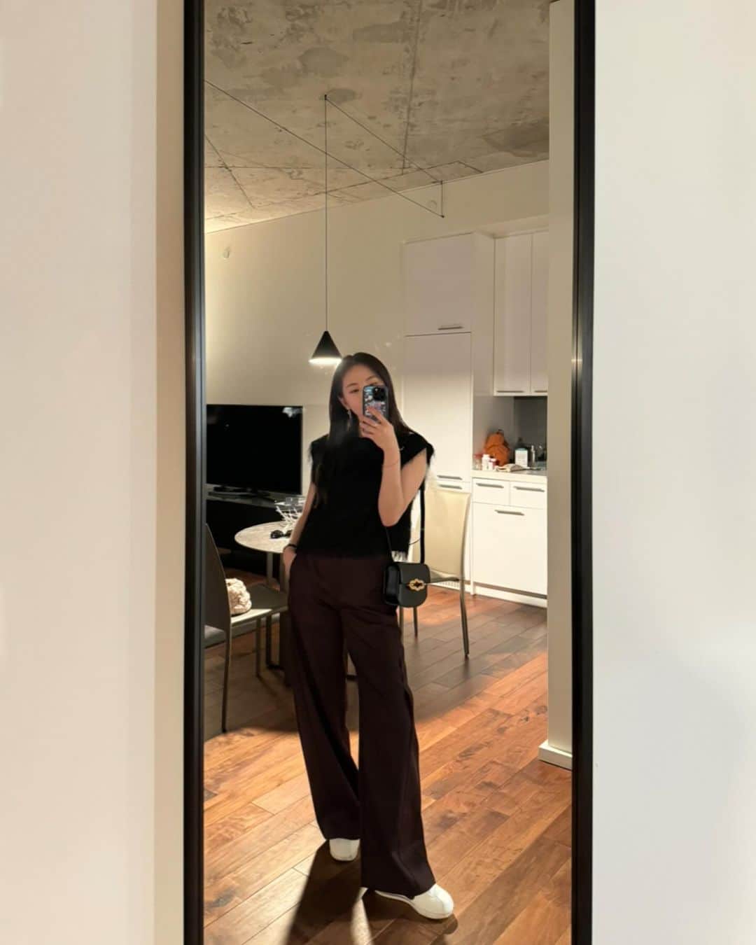 アン・ソヒのインスタグラム：「Friday GNO✨👯‍♀️🖤 1.😎뉴 템들로 #ootd  2.🐎 @horsesonsunset  3.💙나두 요 파란문 앞에서 4.🥹우리가 엘에이에서 만나다니 @sorasuh 💕 5.🥂chin chin 6.🐴영수증에도 쏘큣♡  7.🩵핫한데 맛있어 제대로야 좋아 추천이야 @horsesonsunset  8.🙂🙃🤣걸스...?^^ 9.❤️‍🔥형부까지 함께한 2차! 햅피했던 금요일 밤👨‍👩‍👧」