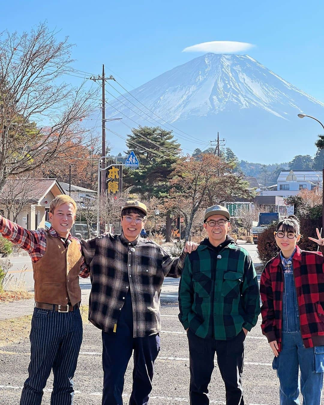 じゅんいちダビッドソンさんのインスタグラム写真 - (じゅんいちダビッドソンInstagram)「おぎやはぎさんとハシヤスメちゃんとロケだったんだか、めっちゃおもろかった。なんかずっと笑ろてたぞー🤣オンエア情報はまた❗️ 天気最高のmt.fujiとアメリカンぽい俺たち  #キャンプ番組 #ハピキャン #おぎやはぎ #ハシヤスメアツコ #じゅんいちダビッドソン #キャンプ芸人 #mtfuji #beautifulplaces #landscape  #メーテレ #camp」11月28日 10時12分 - 0204junich_davidson_official