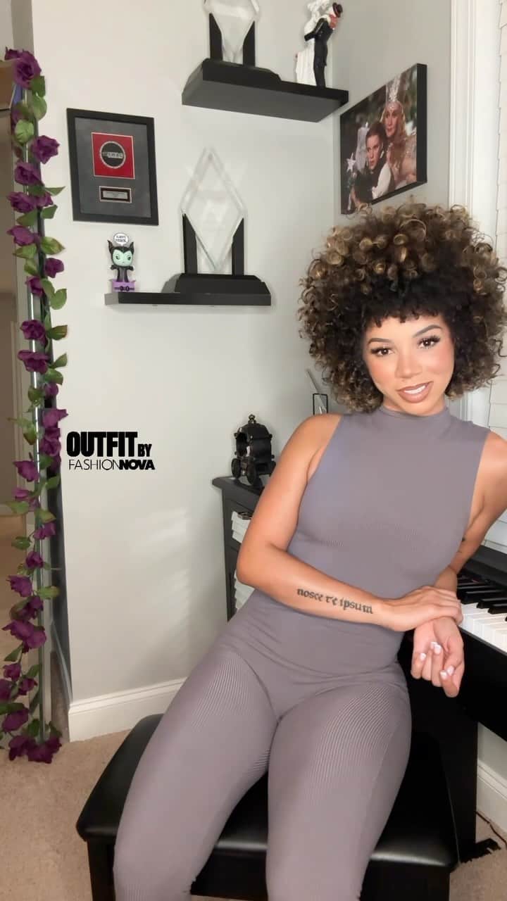 Brittany Rennerのインスタグラム：「@FashionNova’s CYBER MONDAY sale is HUGE 😏 Take 50%-95% off the ENTIRE site! Head to @FashionNova to get everything your heart desires 😍」