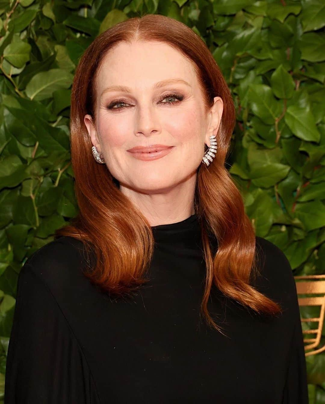 Hung Vanngoのインスタグラム：「#JulianneMoore (@juliannemoore) for #GothamAwards this evening in New York 🖤⭐️✨💫🌟 Styled by @kateyoung  💄 @ginailsinc  💇🏻‍♀️ @hairbyorlandopita  💄 @hungvanngo assisted by @jaydenhopham 📷 @gettyentertainment」