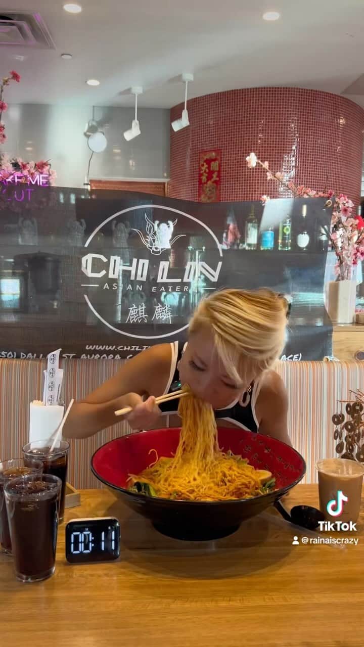 ライナ・ホワンのインスタグラム：「Can you finish a 7lb bowl of ramen ? At chilin in aurora CO #RAINAISCRAZY @chilindenver https://youtu.be/JJUQfJhVUkQ?si=DnZNvorWBcwAwTQl」