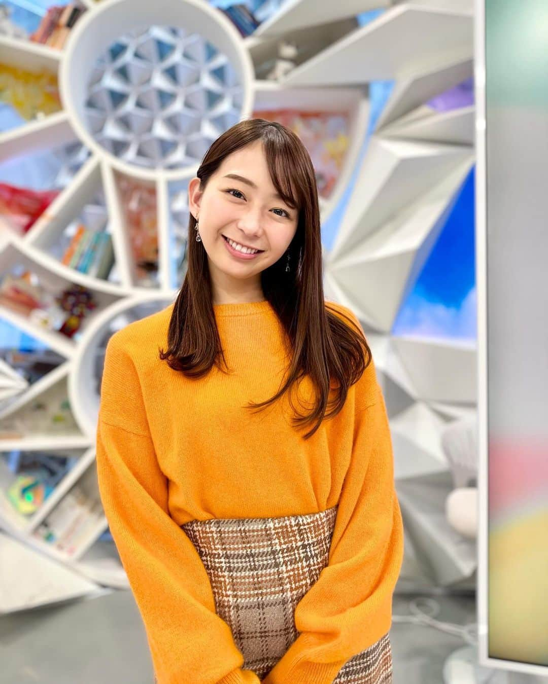 フジテレビ「めざまし8」さんのインスタグラム写真 - (フジテレビ「めざまし8」Instagram)「. 🧡きょうのこむっち🧡 ❁.｡.:*:.｡.✽.｡.:*:.｡.❁.｡.:*:.｡.✽.｡.:*:.｡.❁  オレンジニット🧡&チェックスカート🍂のオータムカラーこむっち🍁  きょうの #8タメ は #上野の森美術館 の #モネ連作の情景🖼️ すてきですね〜休日に行きたいです😌  ✼••┈┈┈┈┈••✼✼••┈┈┈┈┈••✼  🧡ニット @brahmin_fsf 🤎スカート @lilliancarat_official 👡シューズ  #めざまし8 #小室瑛莉子 #こむっち #モネ連作展 #衣装 #fashion #fashionstyle #ootd」11月28日 10時32分 - mezamashi8.tv